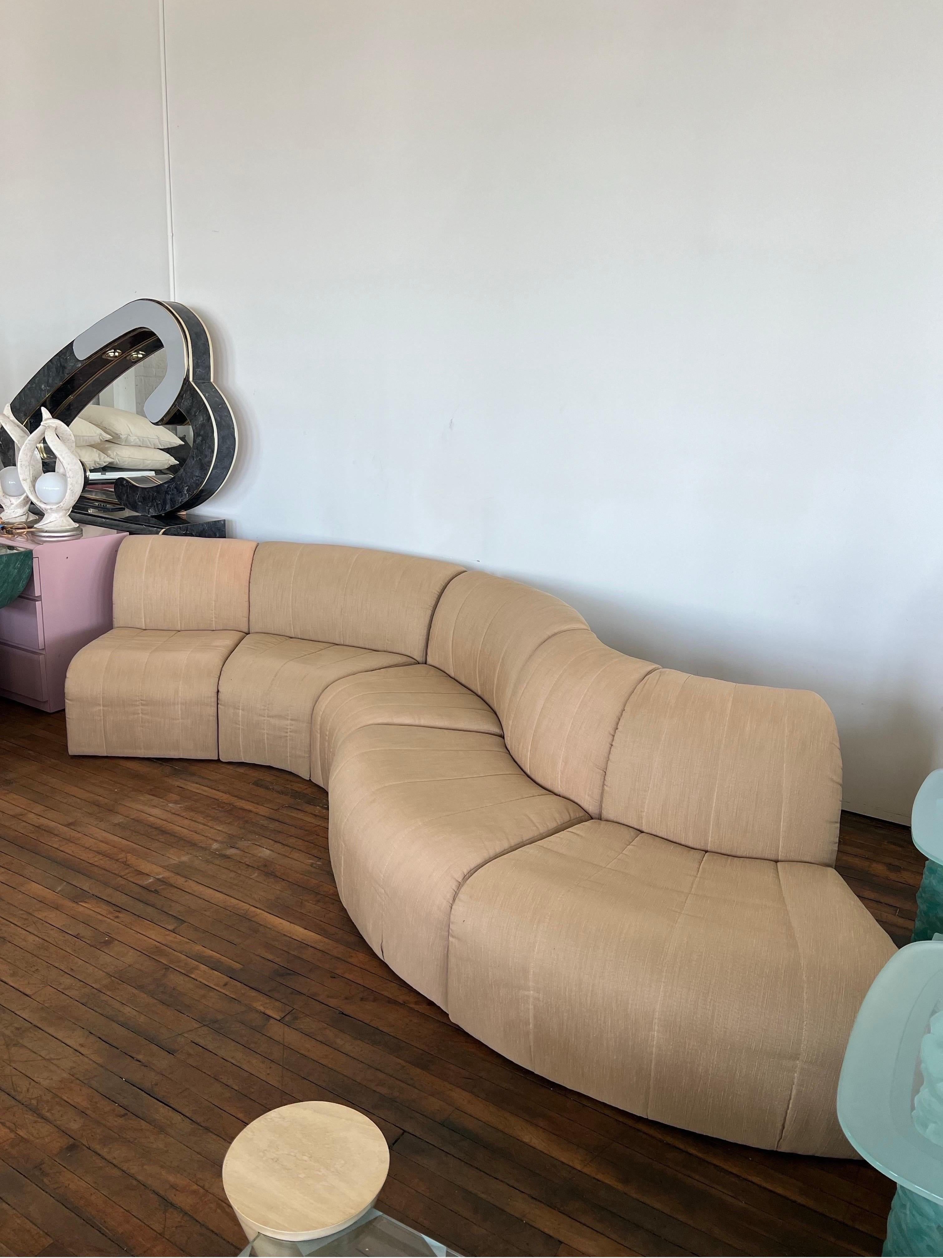Postmoderne 1970 Modulaire Serpentine Camel Sectional by Thayer Coggin en vente