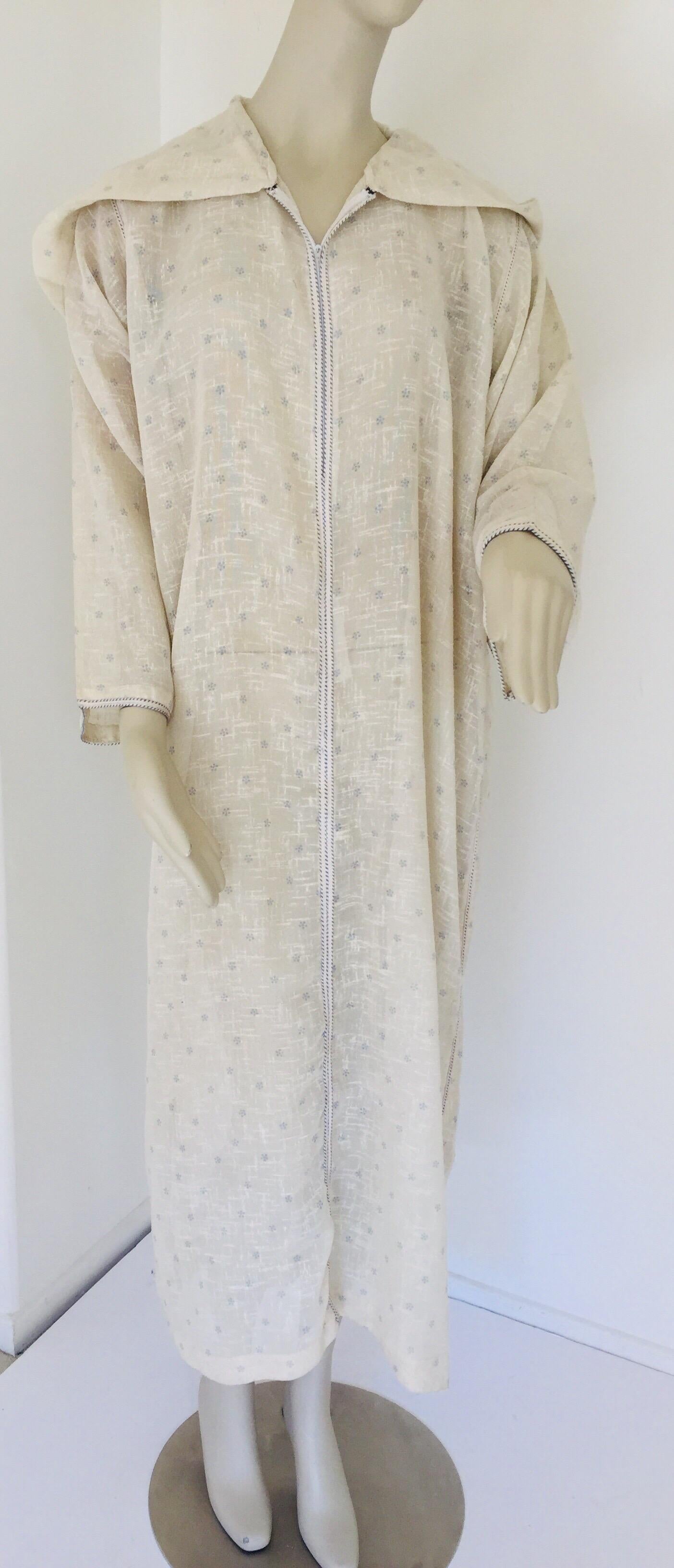 1970 Moroccan Hooded Caftan White and Blue Linen Djellabah Kaftan In Good Condition For Sale In North Hollywood, CA