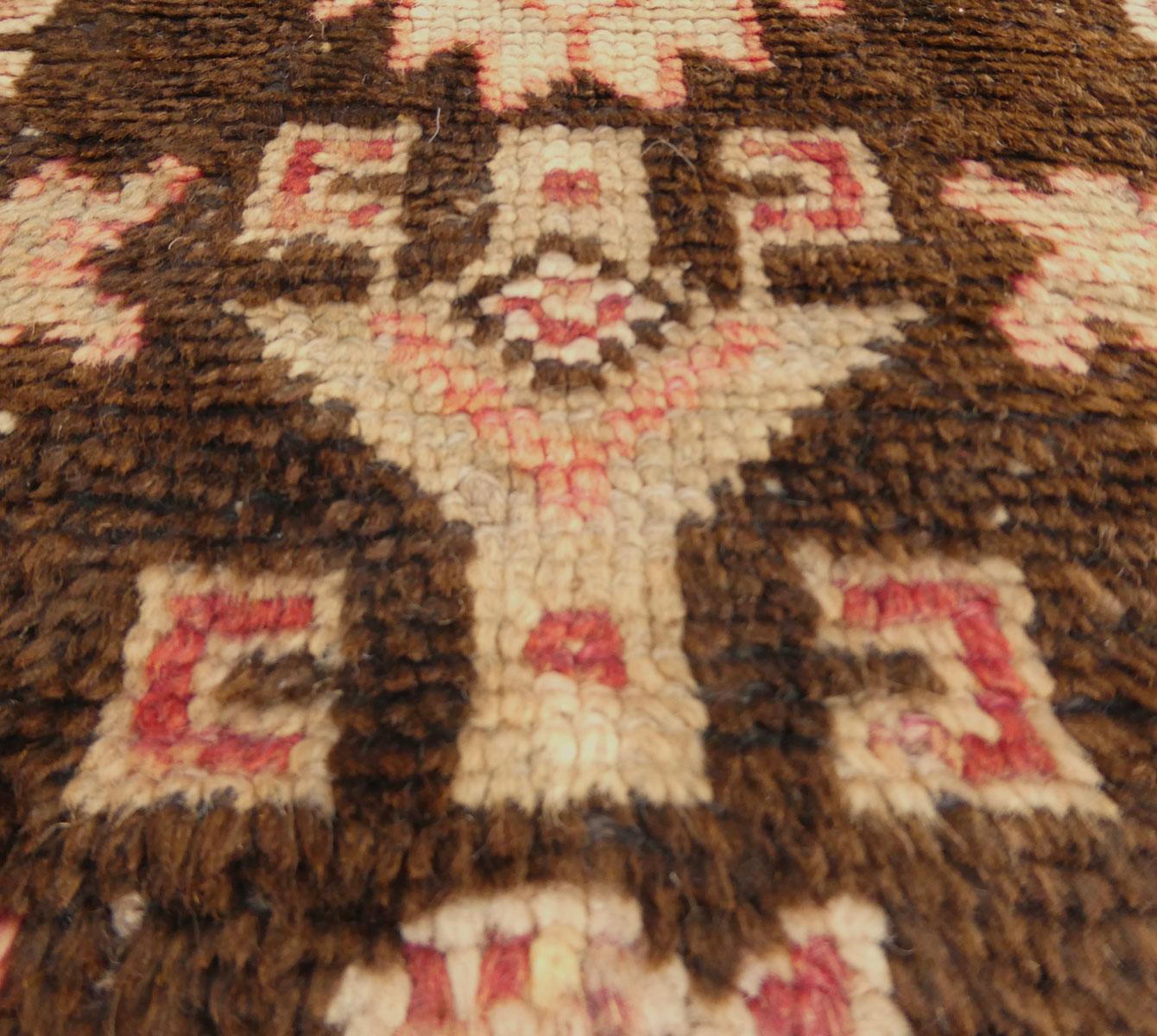1970 Marokkanischer Taznahkt-Teppich  2' x 3'7 5