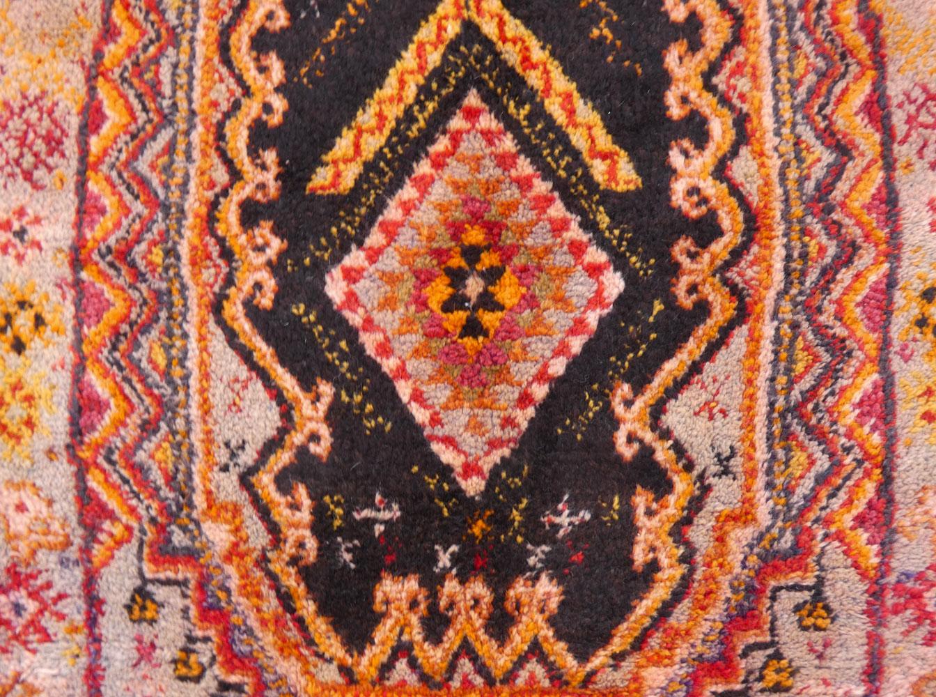 1970 Alfombra marroquí Taznakht 4'4 x 9' Tejido a mano en venta
