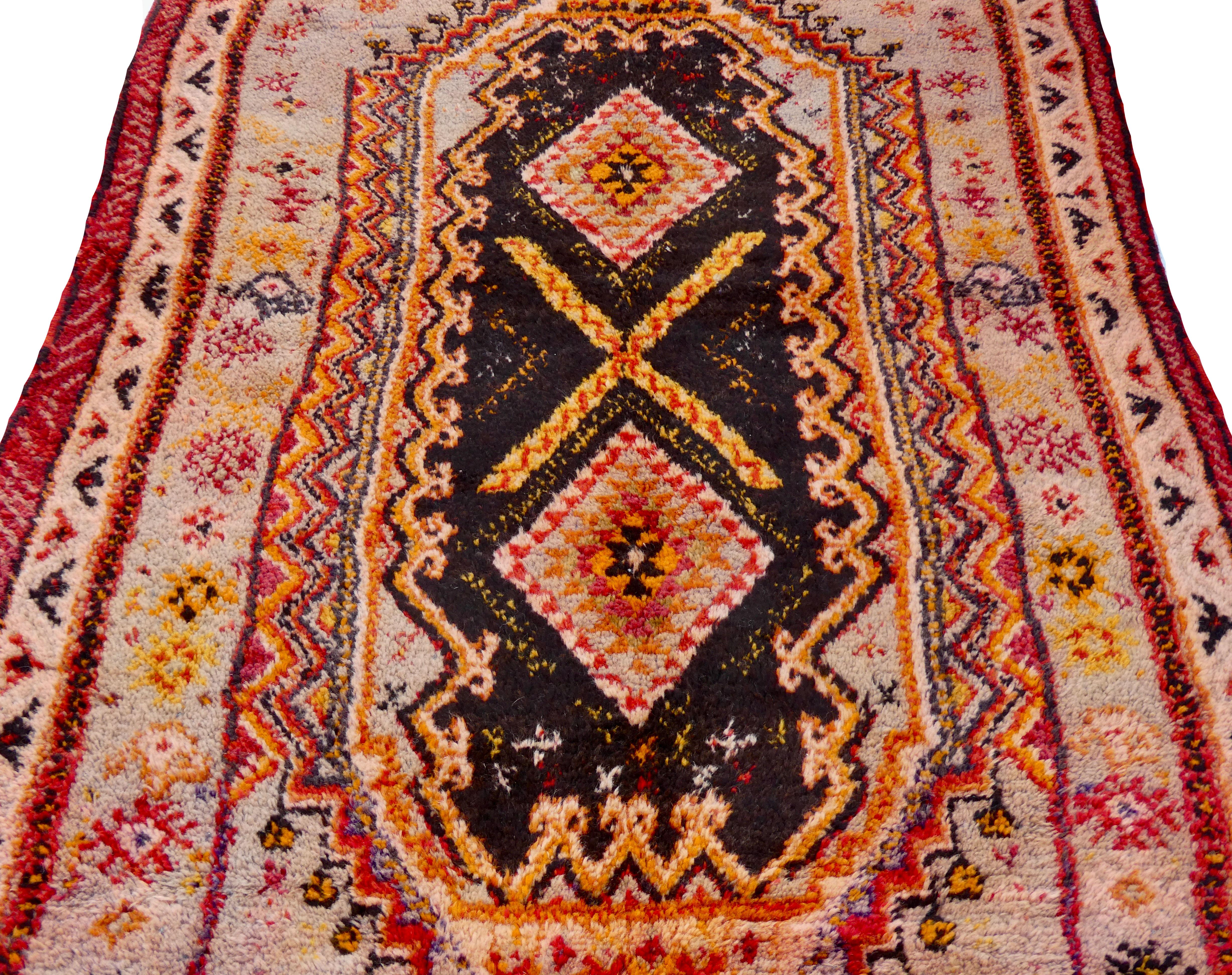 1970 Alfombra marroquí Taznakht 4'4 x 9' finales del siglo XX en venta
