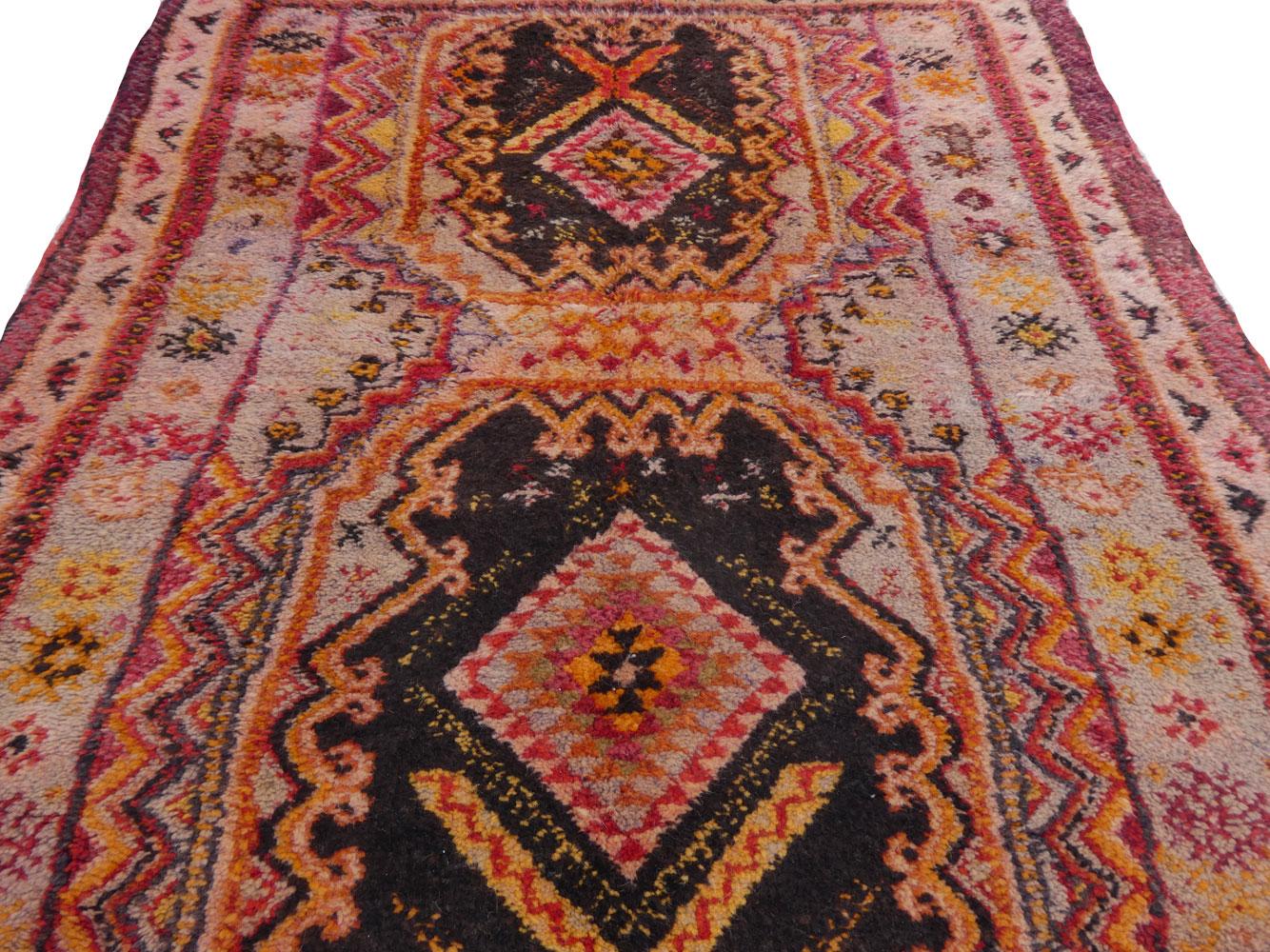 1970 Alfombra marroquí Taznakht 4'4 x 9' en venta 1