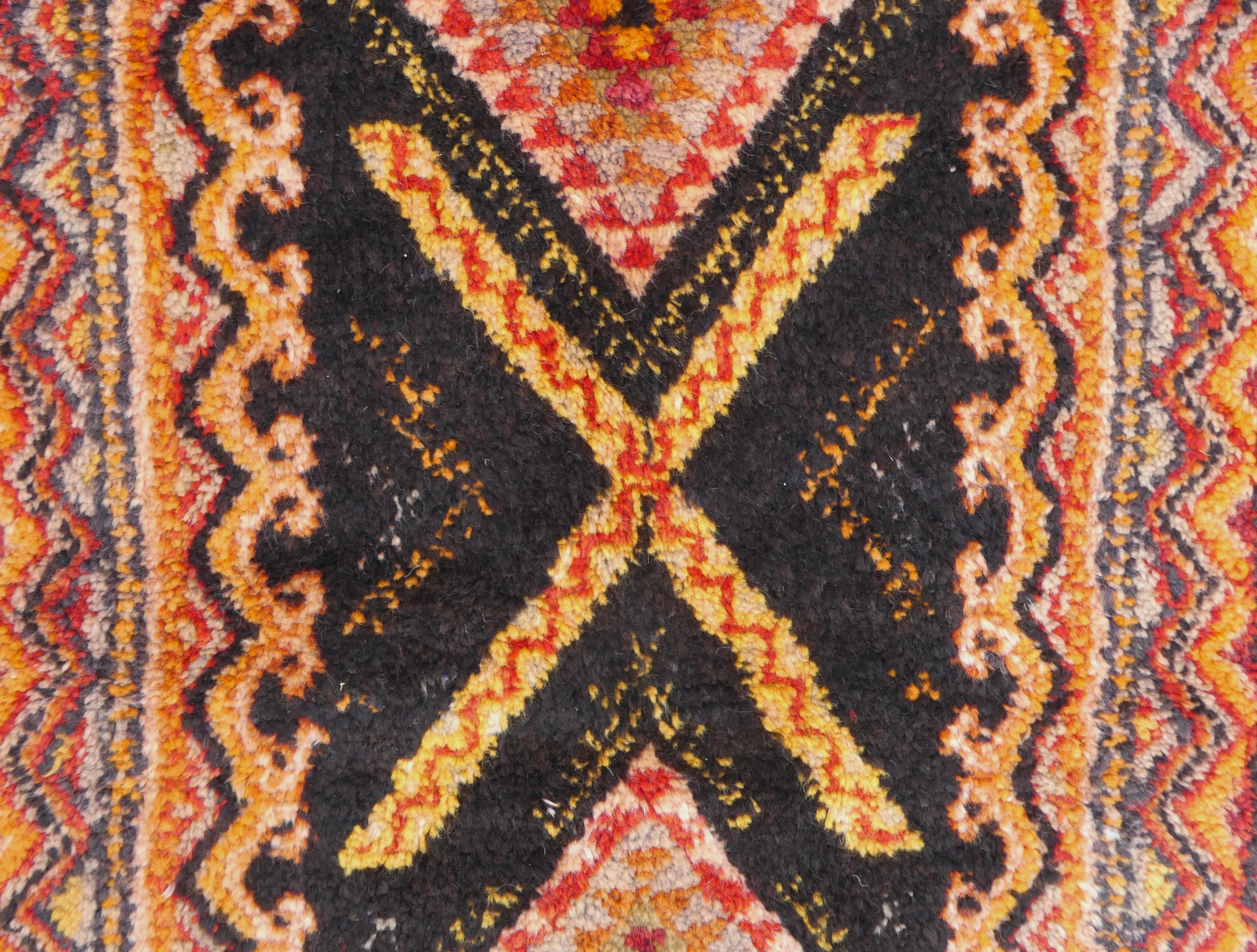 1970 Alfombra marroquí Taznakht 4'4 x 9' en venta 2