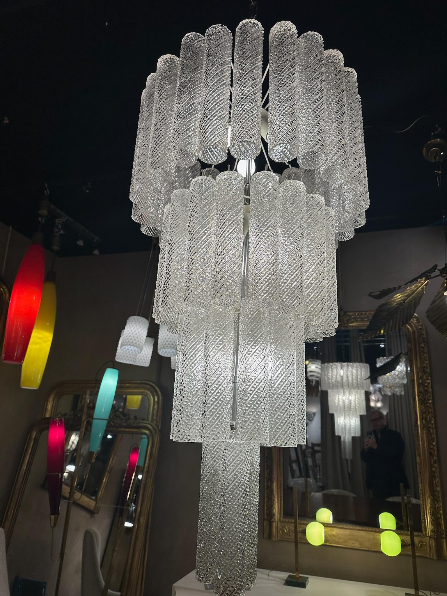 Lampadario a cascata in vetro di Murano, struttura in metallo laccato, bianco, decorazione molto attraente sul vetro.
Italia, circa 1970.

Altezza: 100 cm - 39,37 po
Diametro: 50 cm - 19,69 po