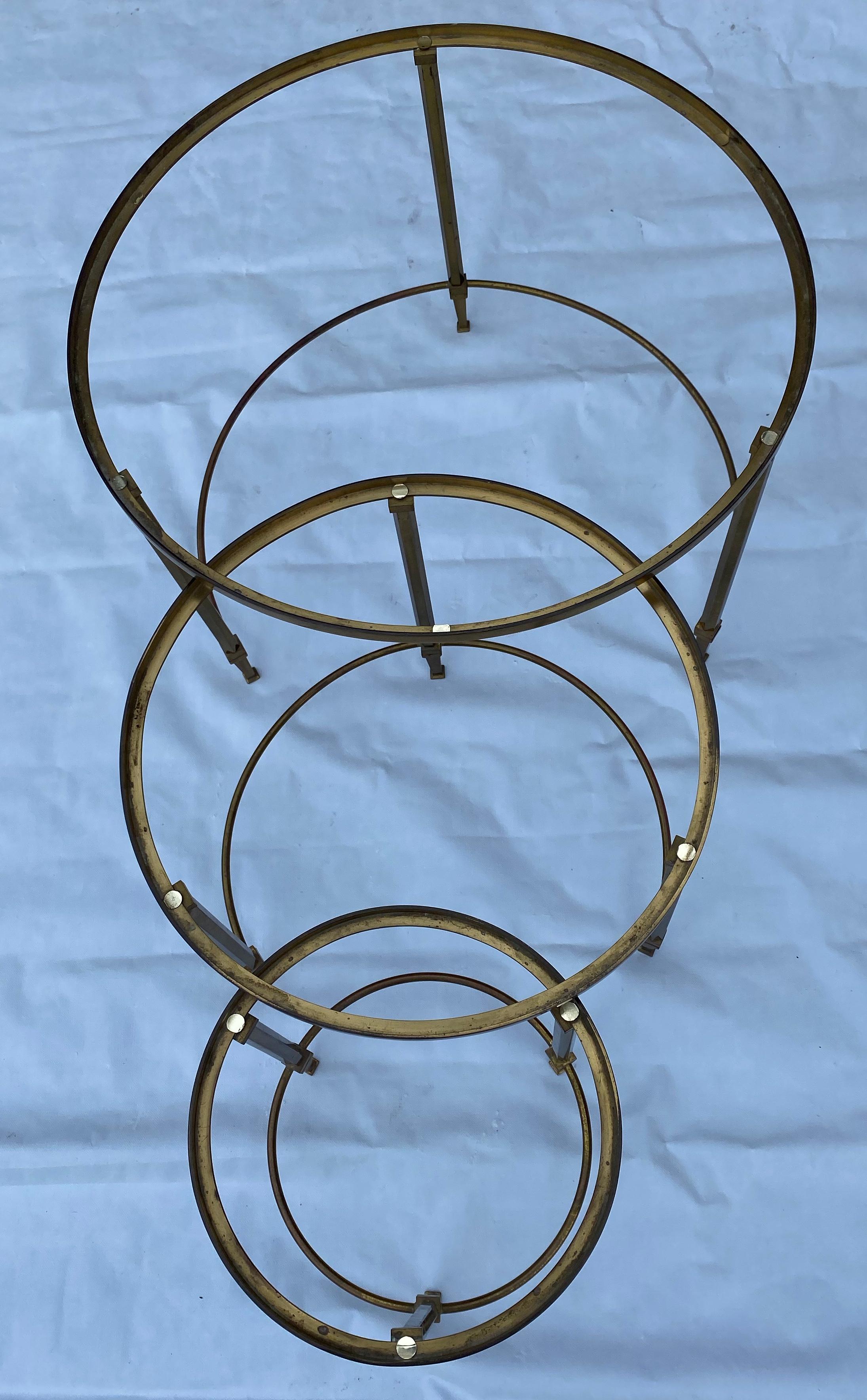 Series of nesting round tables
Measures: diameter 59 X height 40 cm
diameter 43 X height 37 cm
diameter 29 X height 35 cm
brass, hexagonal section uprights
Good condition circa 1950/70
Measures: height : 40 cm
Depth : 59 cm
Tops in smoked
