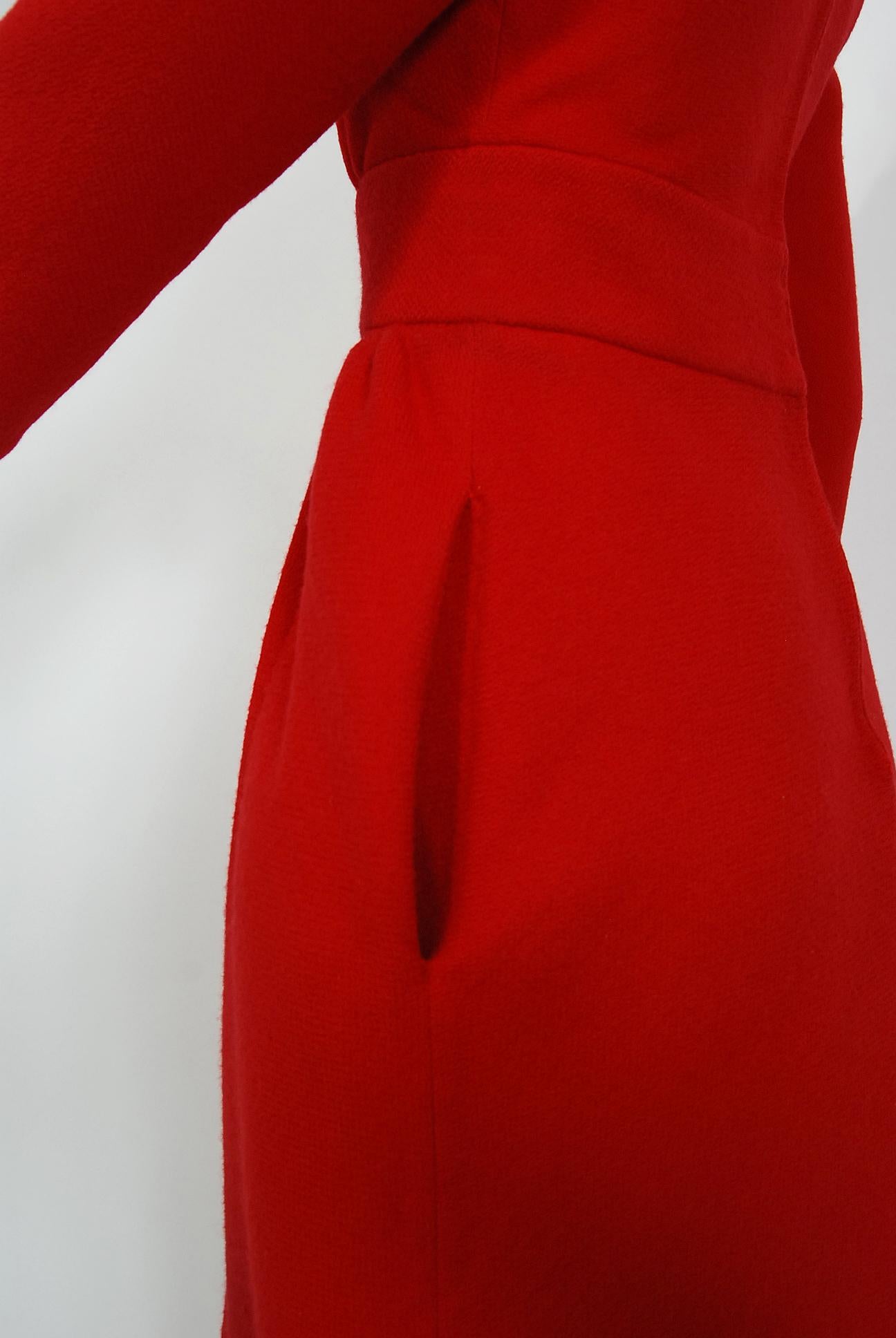 Rouge Nina Ricci - Combinaison vintage haute couture en laine rouge rubis, style mod, répertoriée, 1967 en vente
