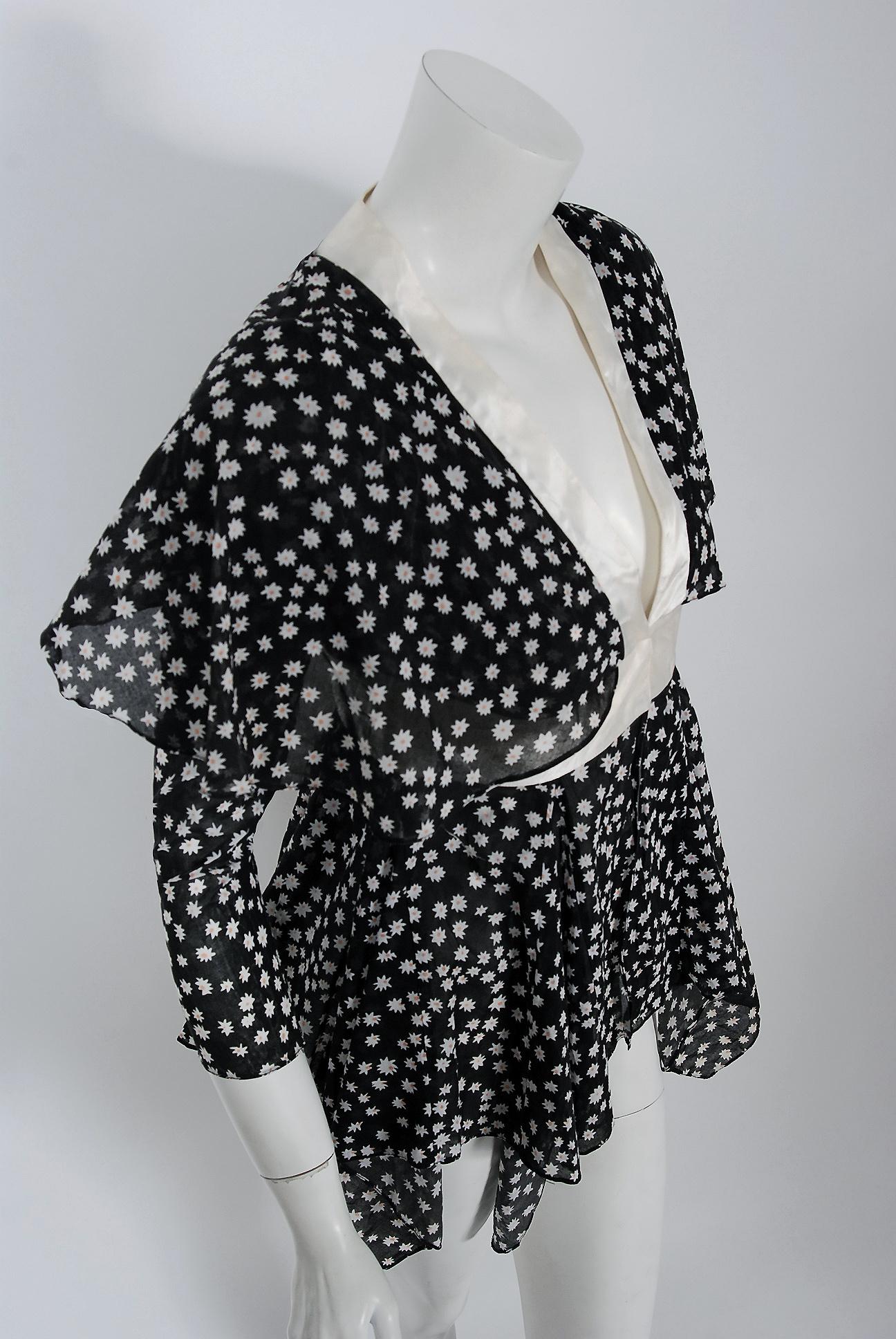 1970s Ossie Clark Couture Daisy Celia Birtwell Print Capelet Handkerchief Blouse In Good Condition For Sale In Beverly Hills, CA