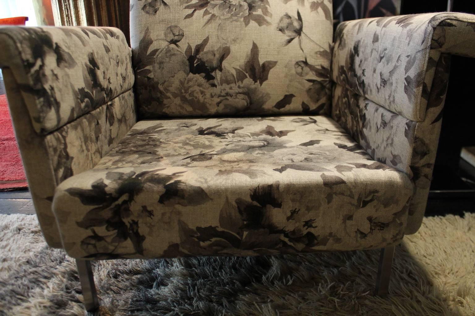 1970 Pair of Armchairs Covered in Floral Print Linen, Metal Base For Sale 3