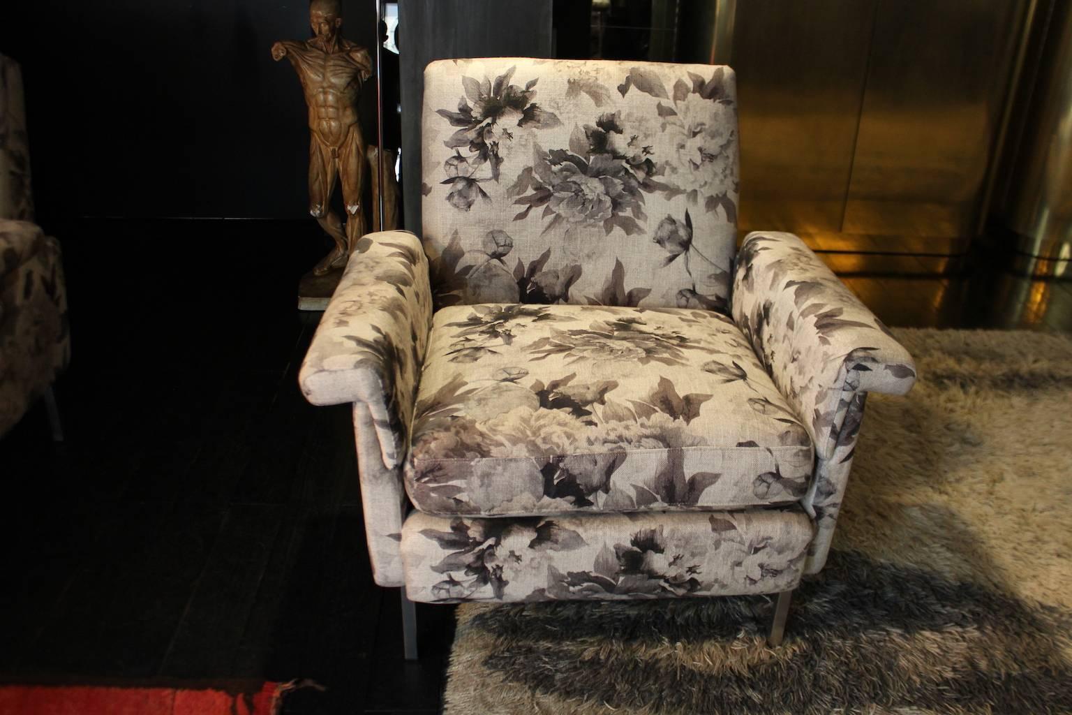 1970 pair of armchairs covered in floral print linen, metal base, padding in hypoallergenic polyurethane foam.
