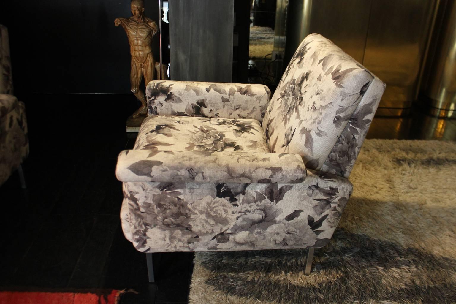 Moderne Paire de fauteuils de 1970 recouverts de lin à imprimé floral, base en métal en vente