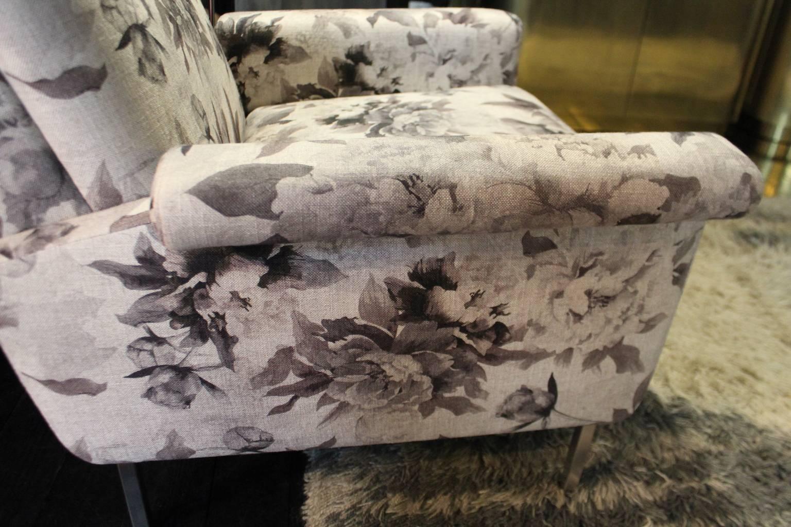Métal Paire de fauteuils de 1970 recouverts de lin à imprimé floral, base en métal en vente
