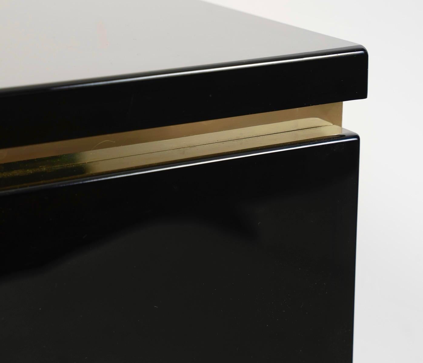 1970 Pair of bedside tables in black lacquer signed by Eric Marville Francés en venta