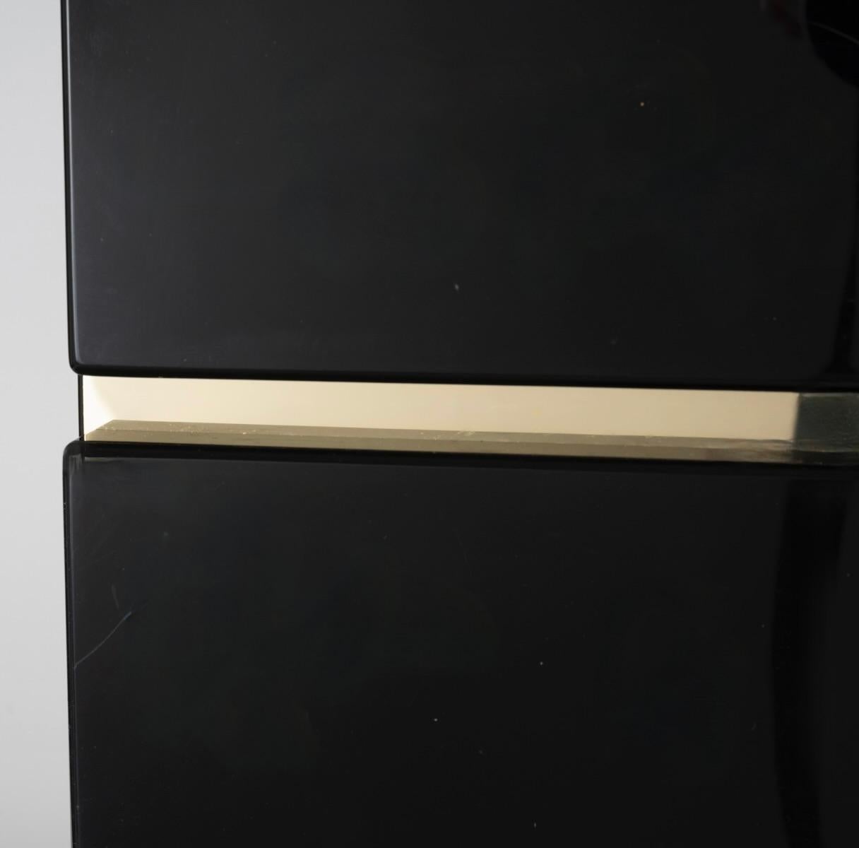 1970 Pair of bedside tables in black lacquer signed by Eric Marville en Bueno estado para la venta en Saint-Ouen, FR