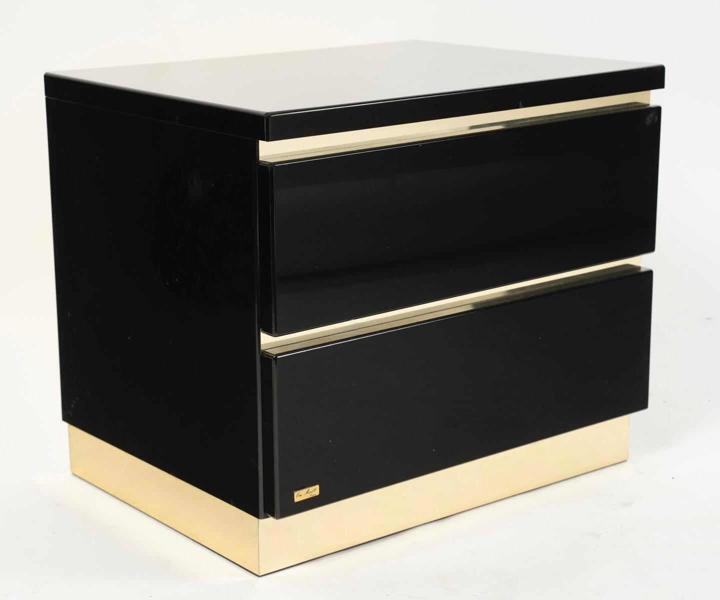1970 Pair of bedside tables in black lacquer signed by Eric Marville finales del siglo XX en venta