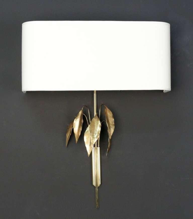 Paire d'appliques 'Leave' de la Maison Charles Paris 1970's. 
Décorée d'une feuille de laiton amovible. Nuances renouvelées selon l'original. 

Deux bras de lumière par applique.