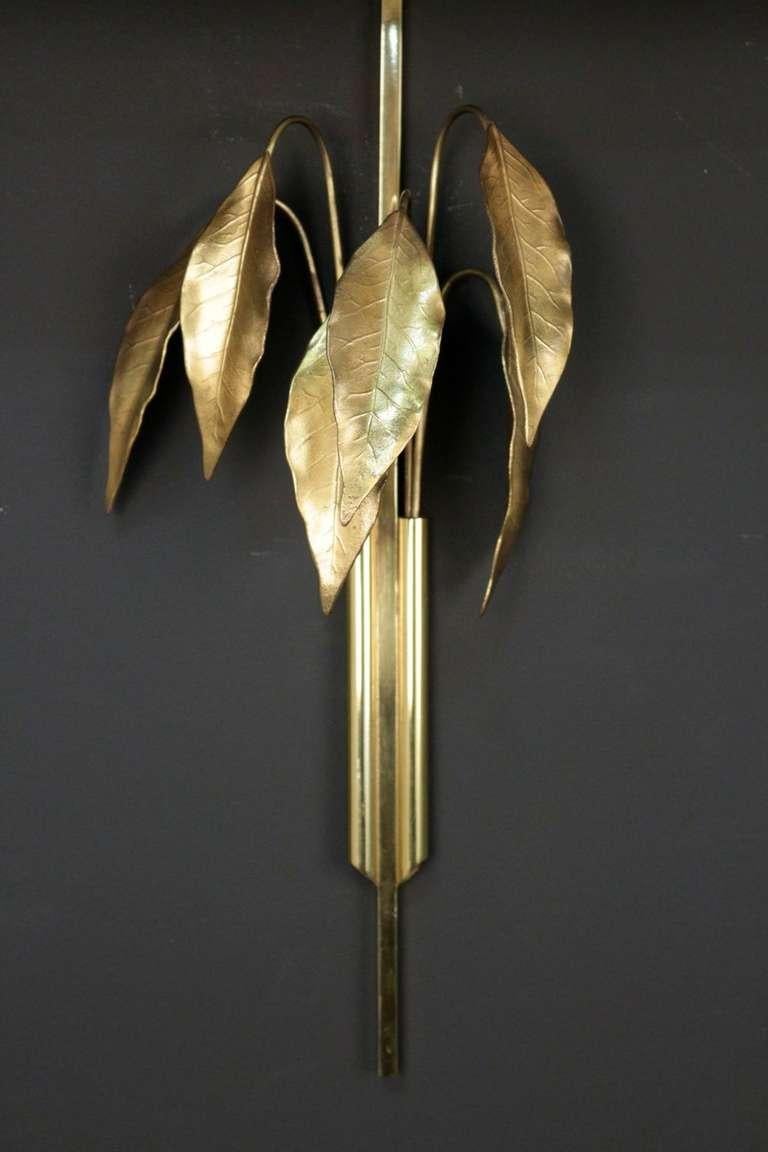 Français 1970 Paire d'appliques en bronze et laiton de la Maison Charles en vente