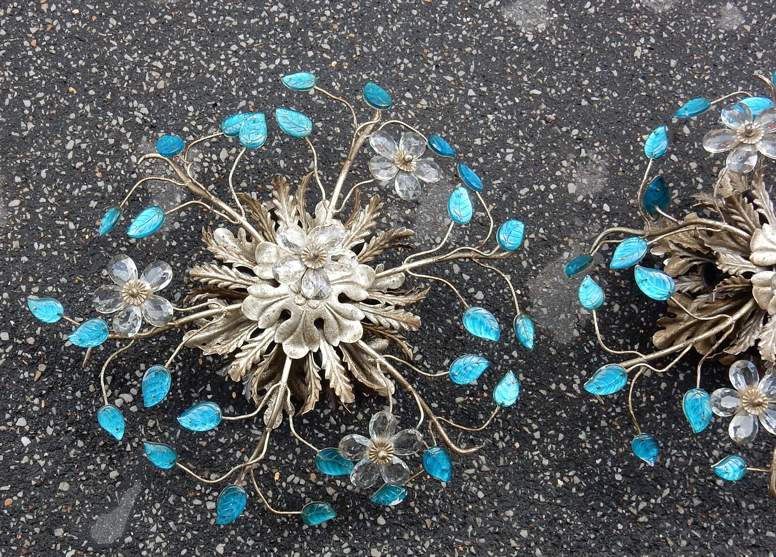 Pareja de plafones de metal plateado, seis bombillas, flores y hojas en vidrio color azul o cristal
Buen estado, hacia 1970
Al estilo de la Maison Baguès.