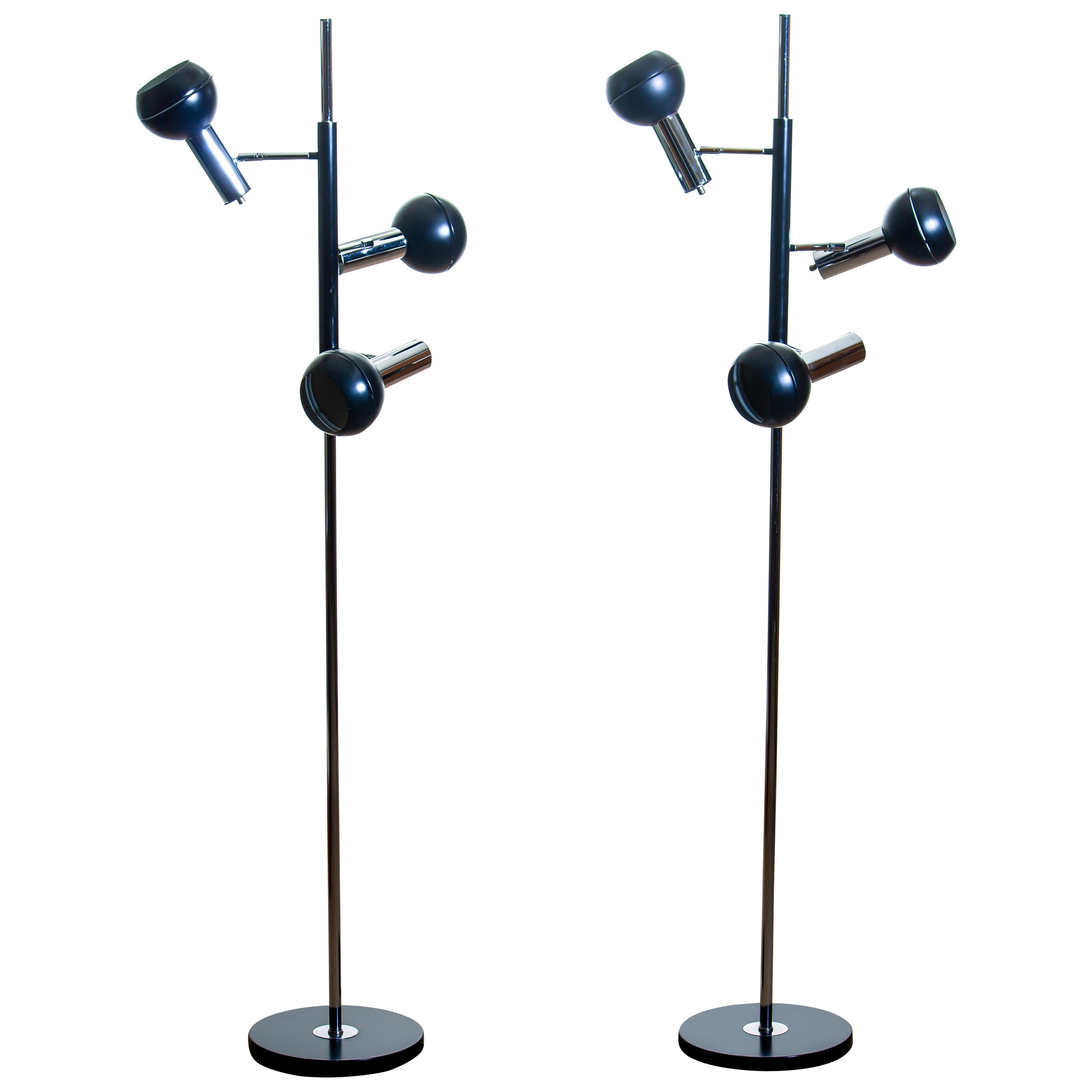 Set of two beautiful floor lamps in chrome and black metal made by Koch & Lowy OMI 1970s.
They both are in good condition.
The floor lamps are marked
Three E27 / 28 bulbs. Suits 230 and 110 volts each.
 