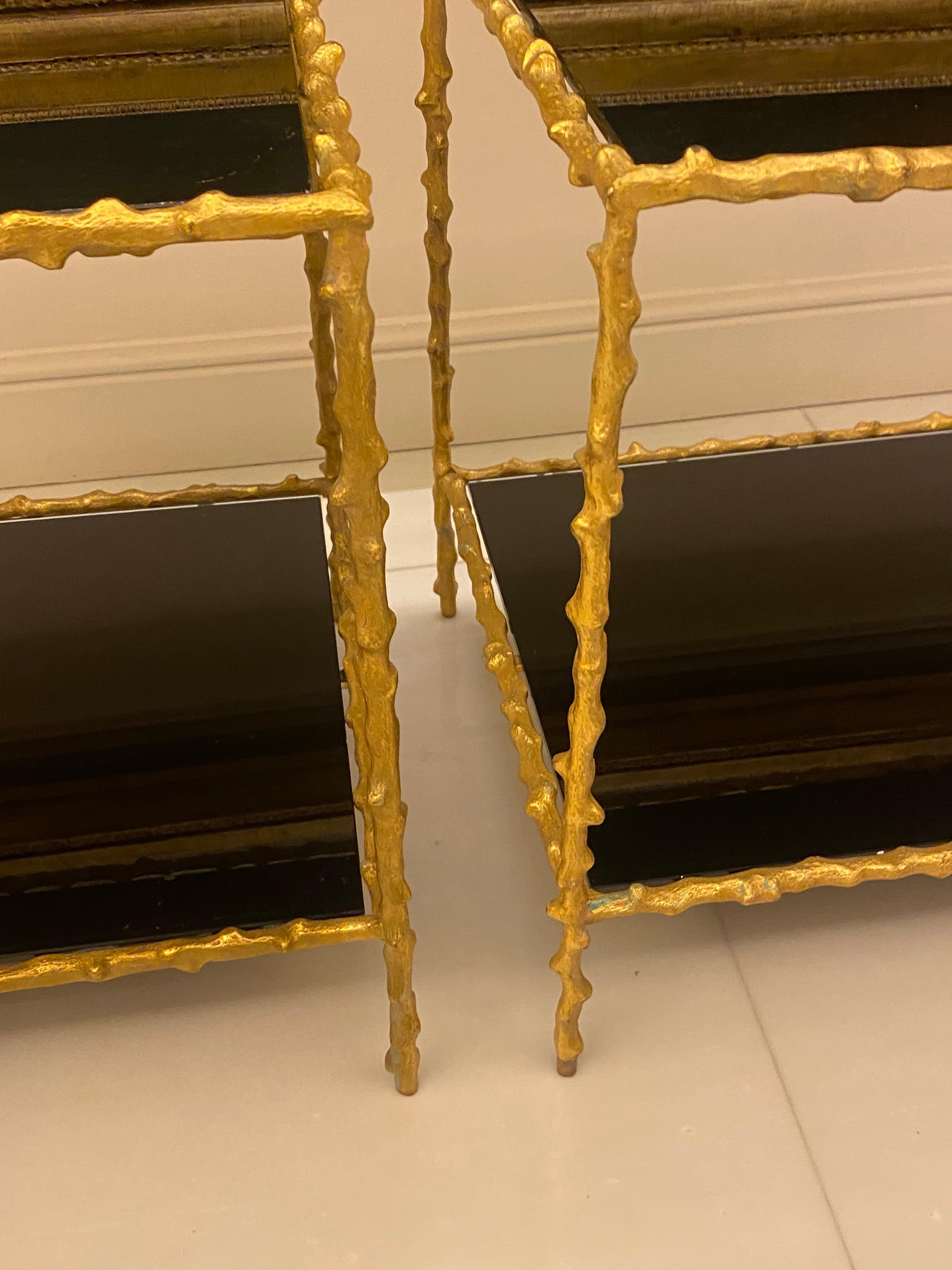 Coppia di tavoli in bronzo dorato con 2 vassoi in vetro nero, importi deco vegetali, nello stile della Maison Jansen.
Circa 1970. Buono stato

Lunghezza: 50 cm
Larghezza: 37 cm
Altezza: 46 cm