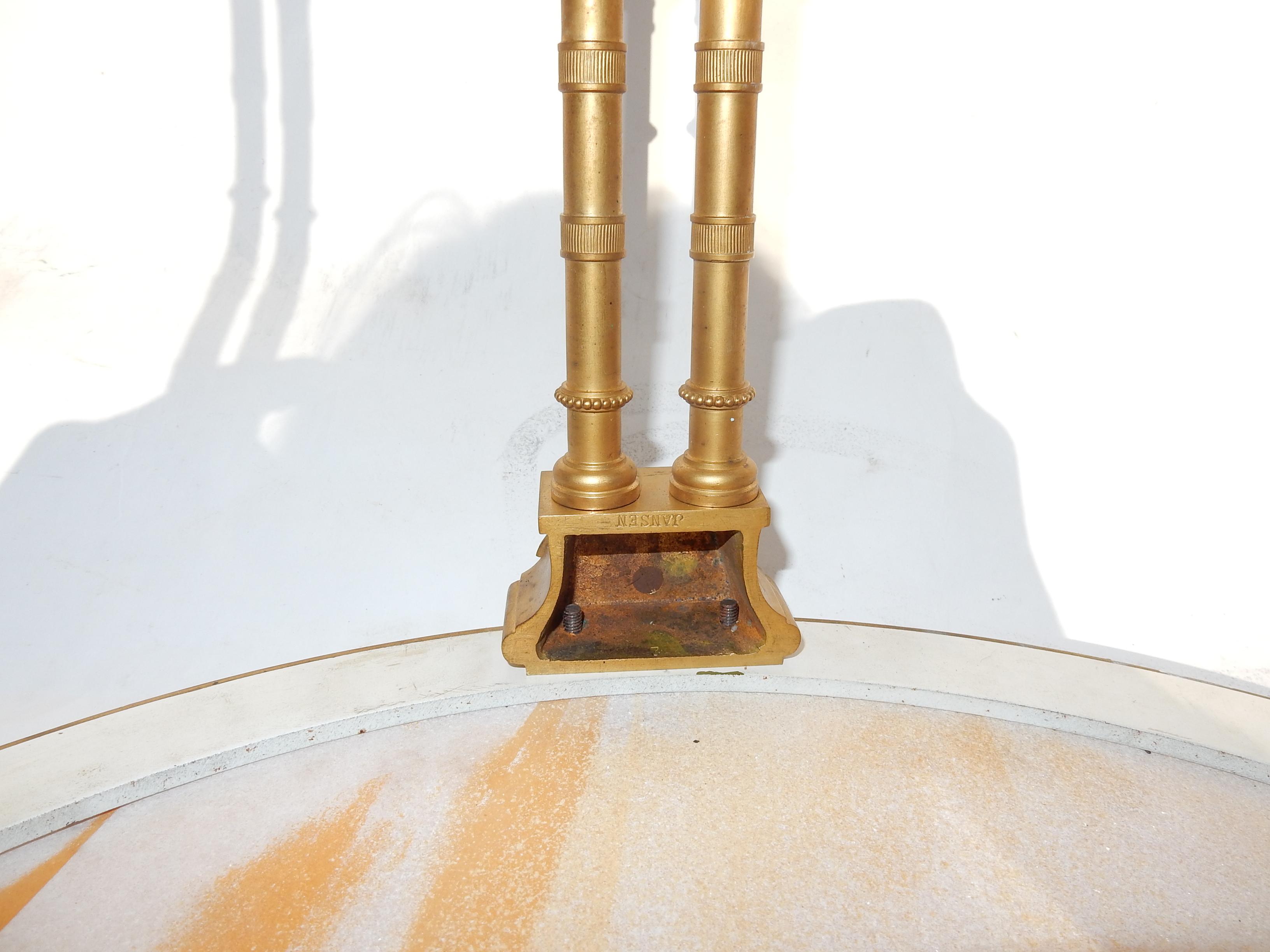 Coppia di guéridon in bronzo dorato con piano in onice color pesca venato e cristallino, è sostenuta da tre coppie di gambe in finto bambù ormolu, unite da una barella triangolare con lati incurvati
il distanziatore inferiore riceve un altro