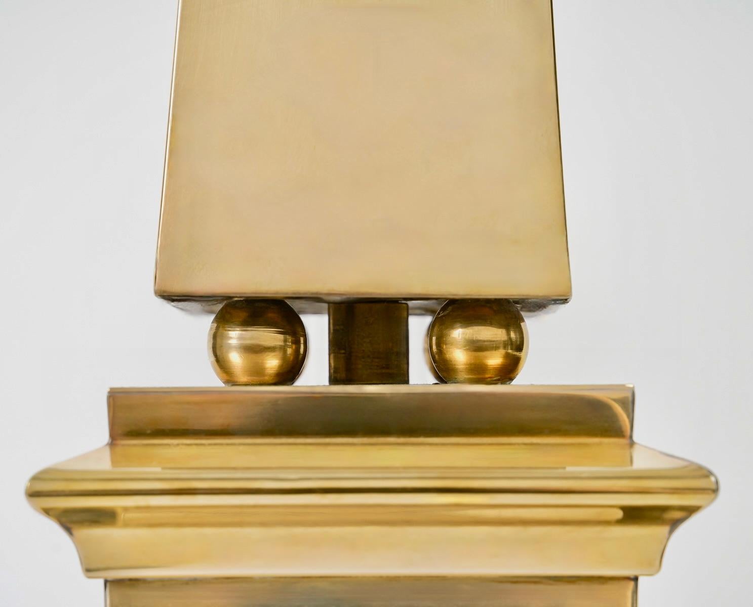 Fin du 20e siècle Paire de lampes obélisques en laiton doré Maison Roche, 1970 en vente