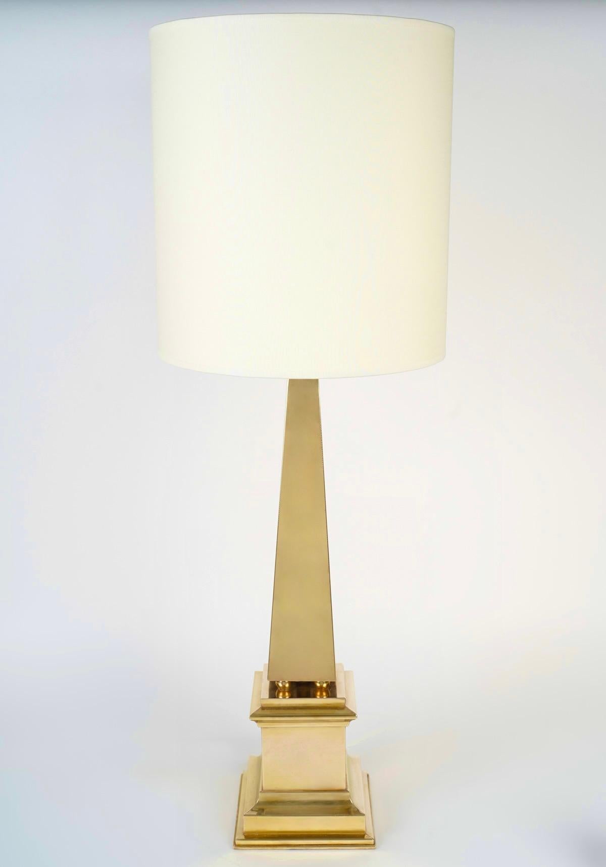 1970 Pair of gilded brass lamps Obelisk model Maison Roche For Sale 1