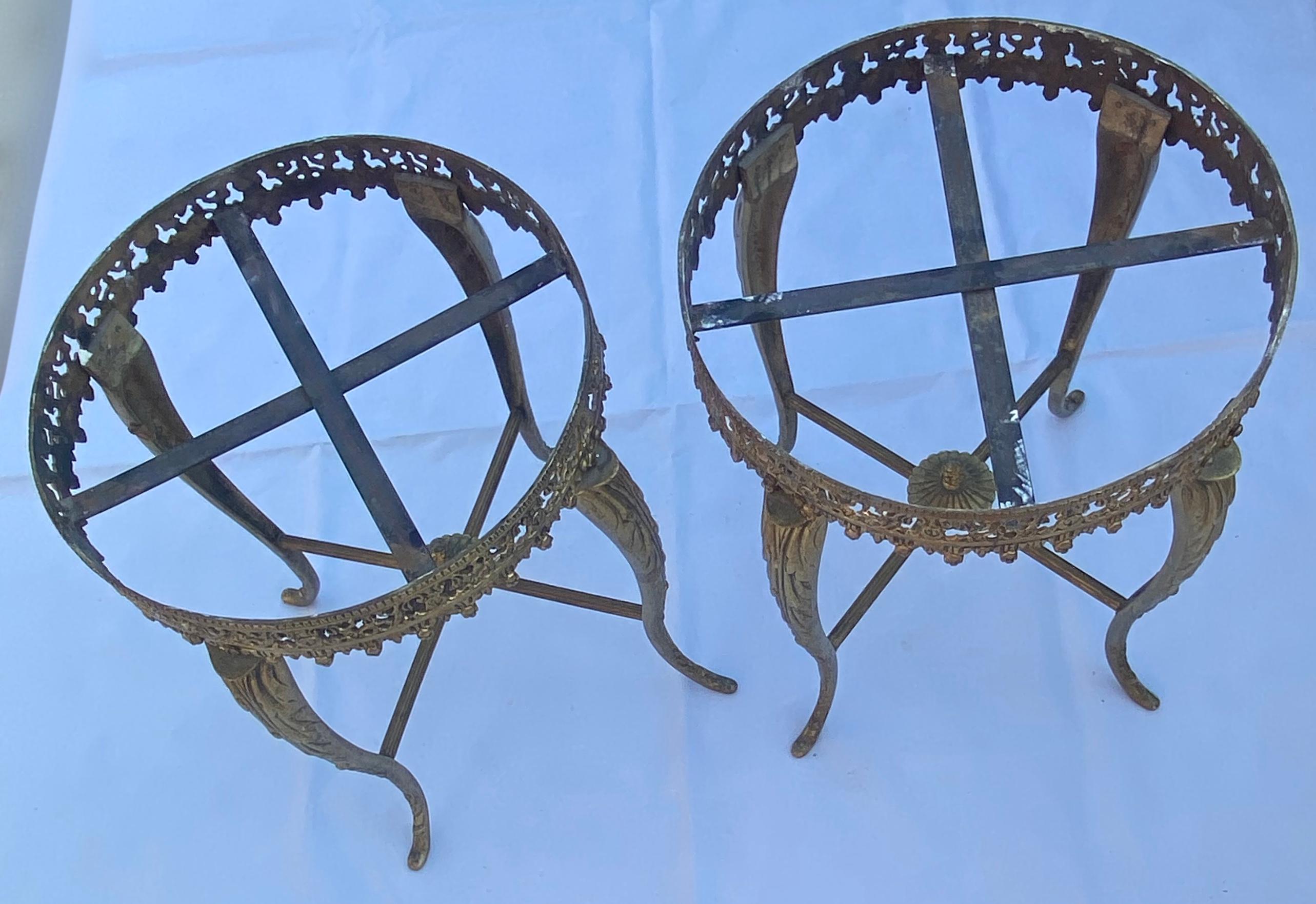 Pair of tripod stands, LXV style, gilt bronze, onyx marquetry, good condition

Measures: Height: 46cm
Diameter: 37cm.