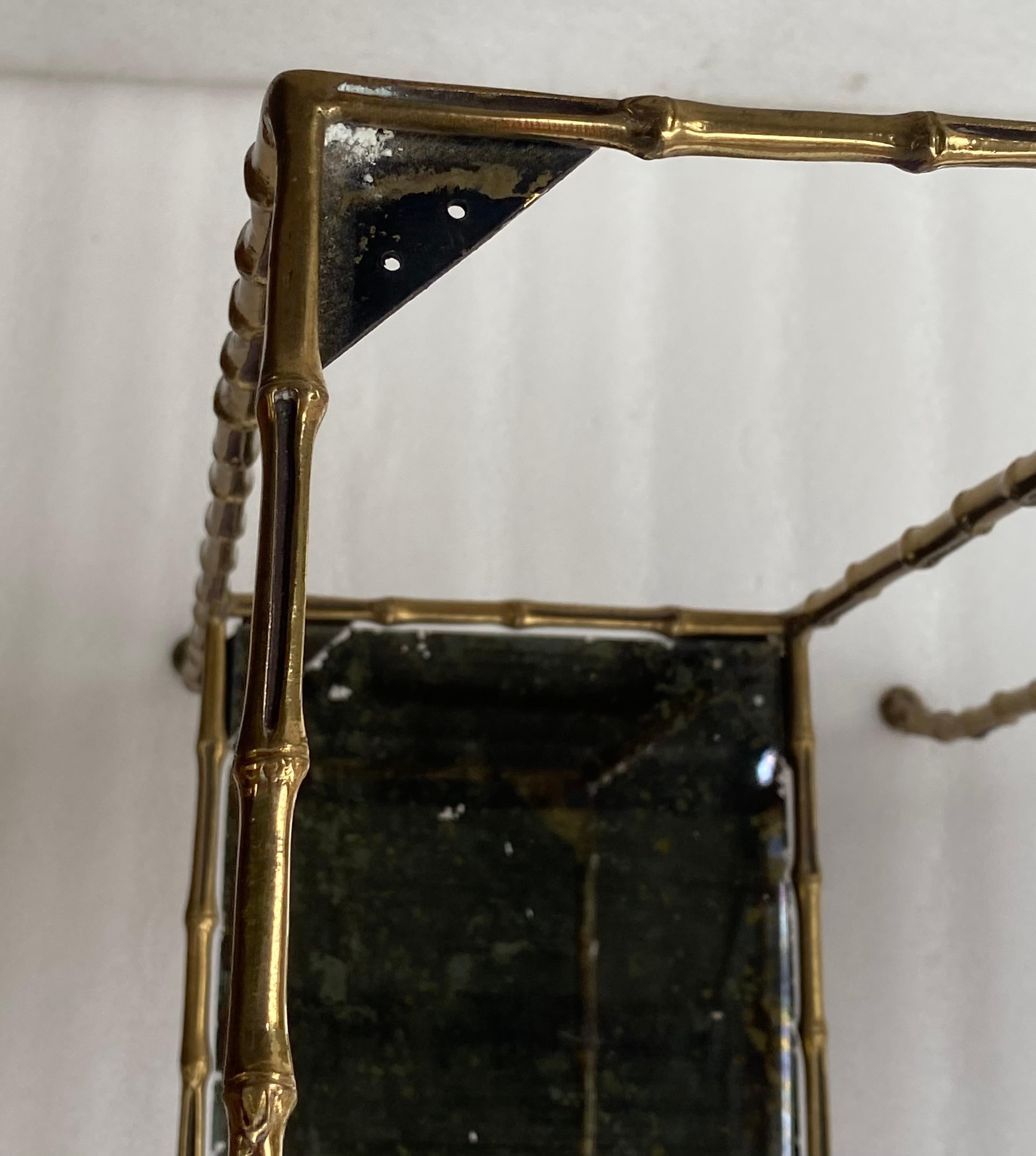 1970 ′ Paire de tables en bronze doré décor bambou Maison Baguès , plateaux miroirs vieillis. en vente 5