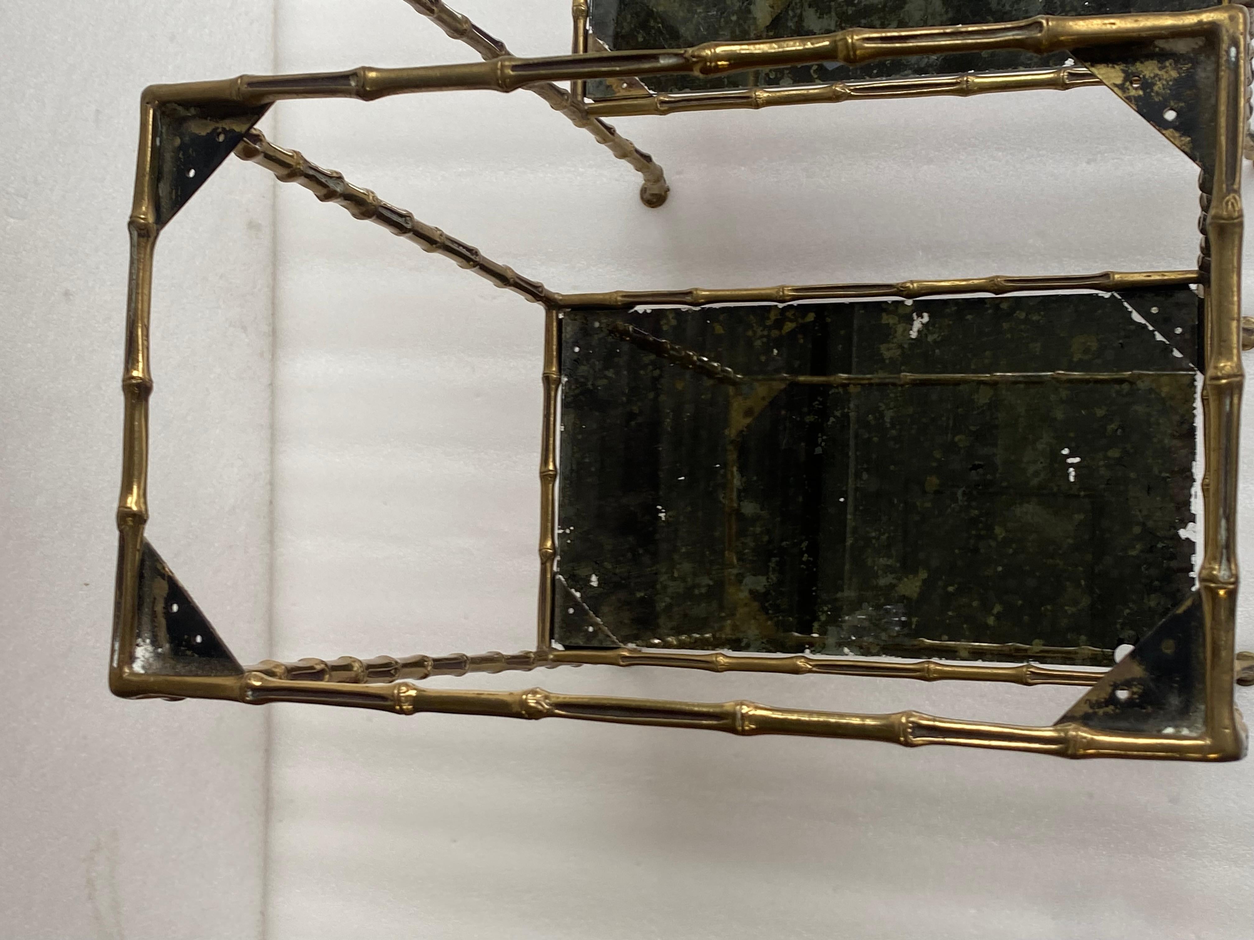 1970 ′ Paire de tables en bronze doré décor bambou Maison Baguès , plateaux miroirs vieillis. en vente 6
