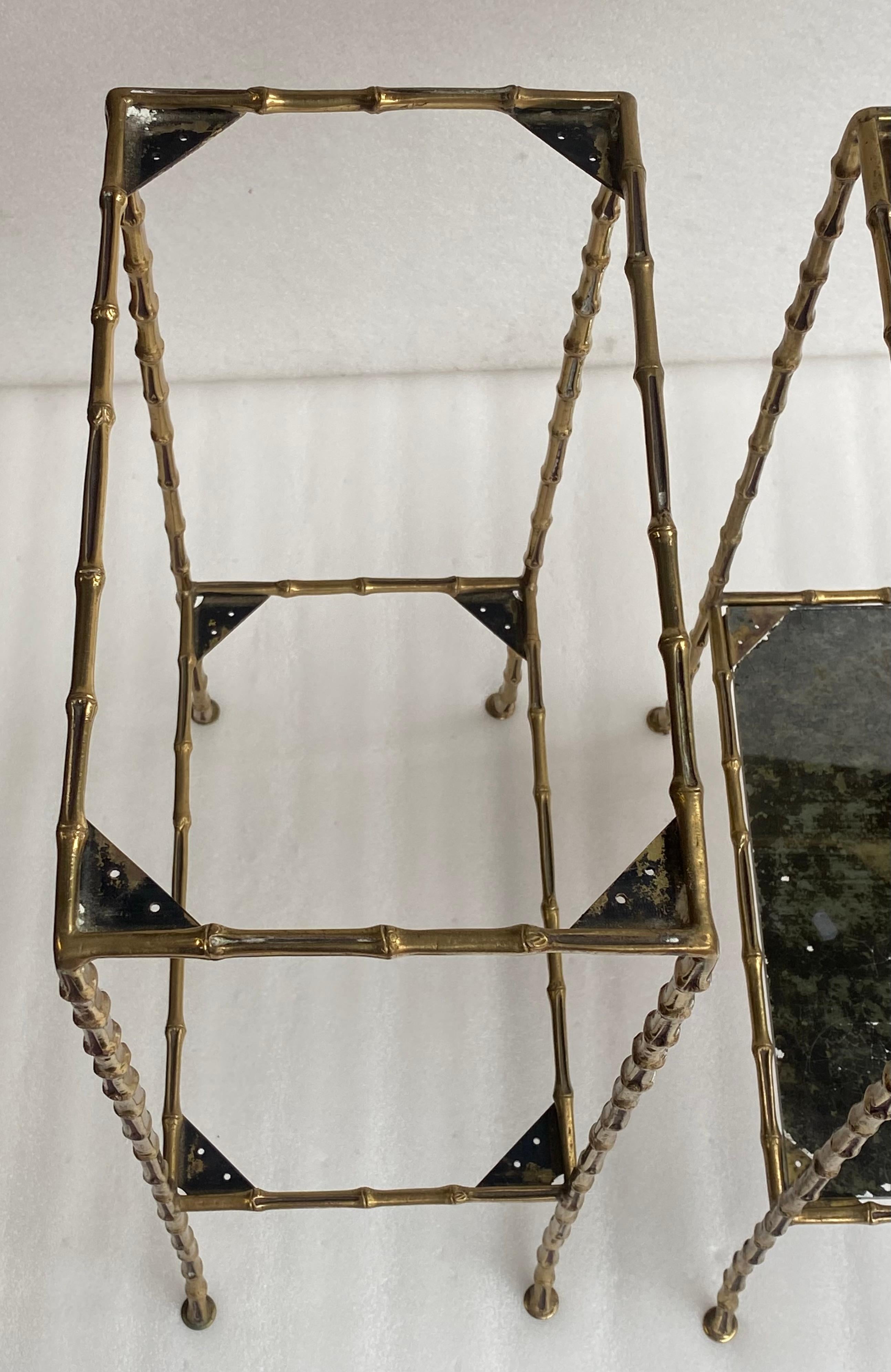 1970 ′ Paire de tables en bronze doré décor bambou Maison Baguès , plateaux miroirs vieillis. en vente 7