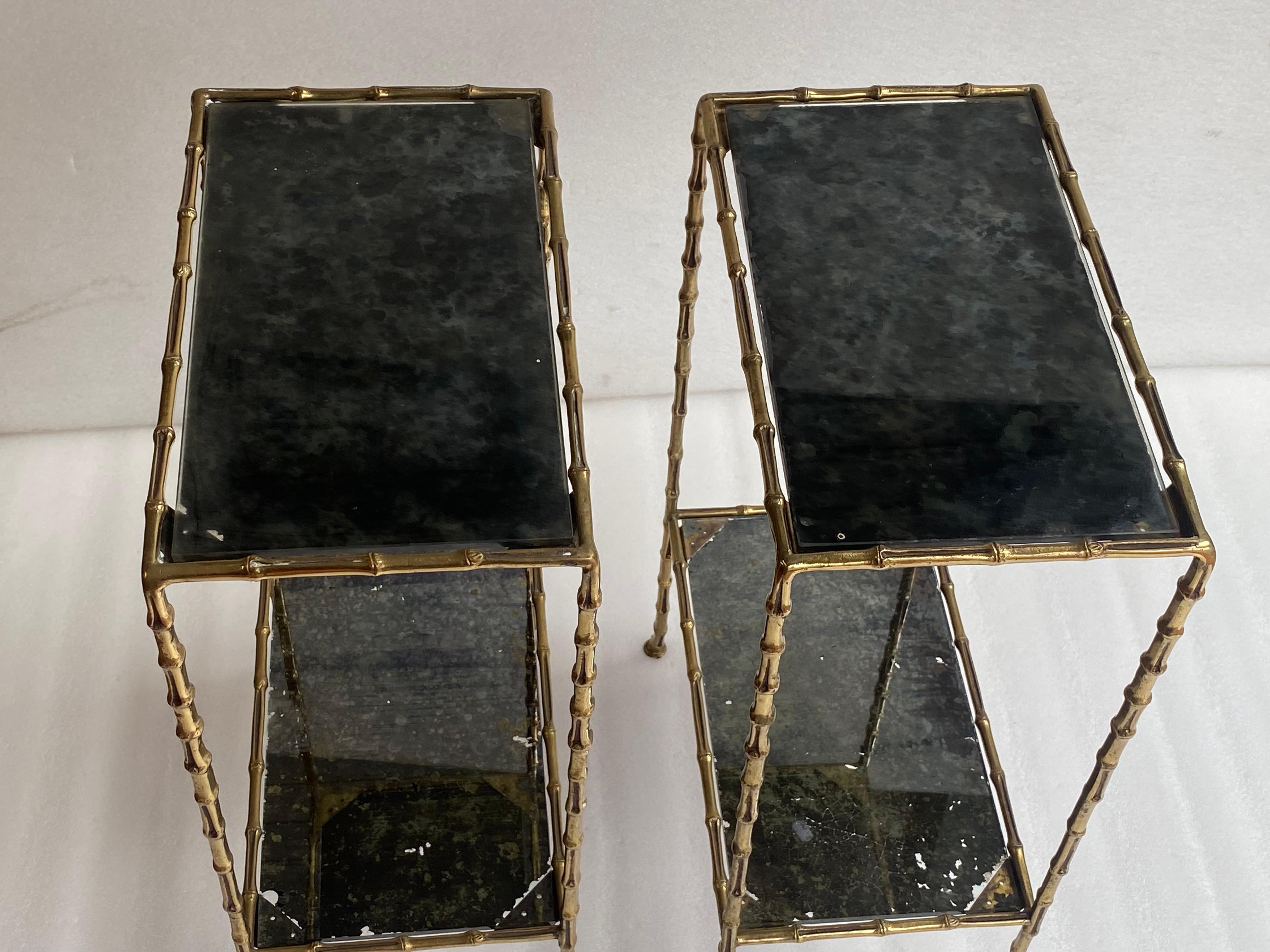 Paire de tables en bronze à décor de bambou sur 2 niveaux dans des miroirs mouchetés vieillis.
état d'usage, vers 1950/70
Si vous le souhaitez, nous pouvons changer les couvercles par des miroirs vieillis ou noirs, gratuitement.
Longueur : 34