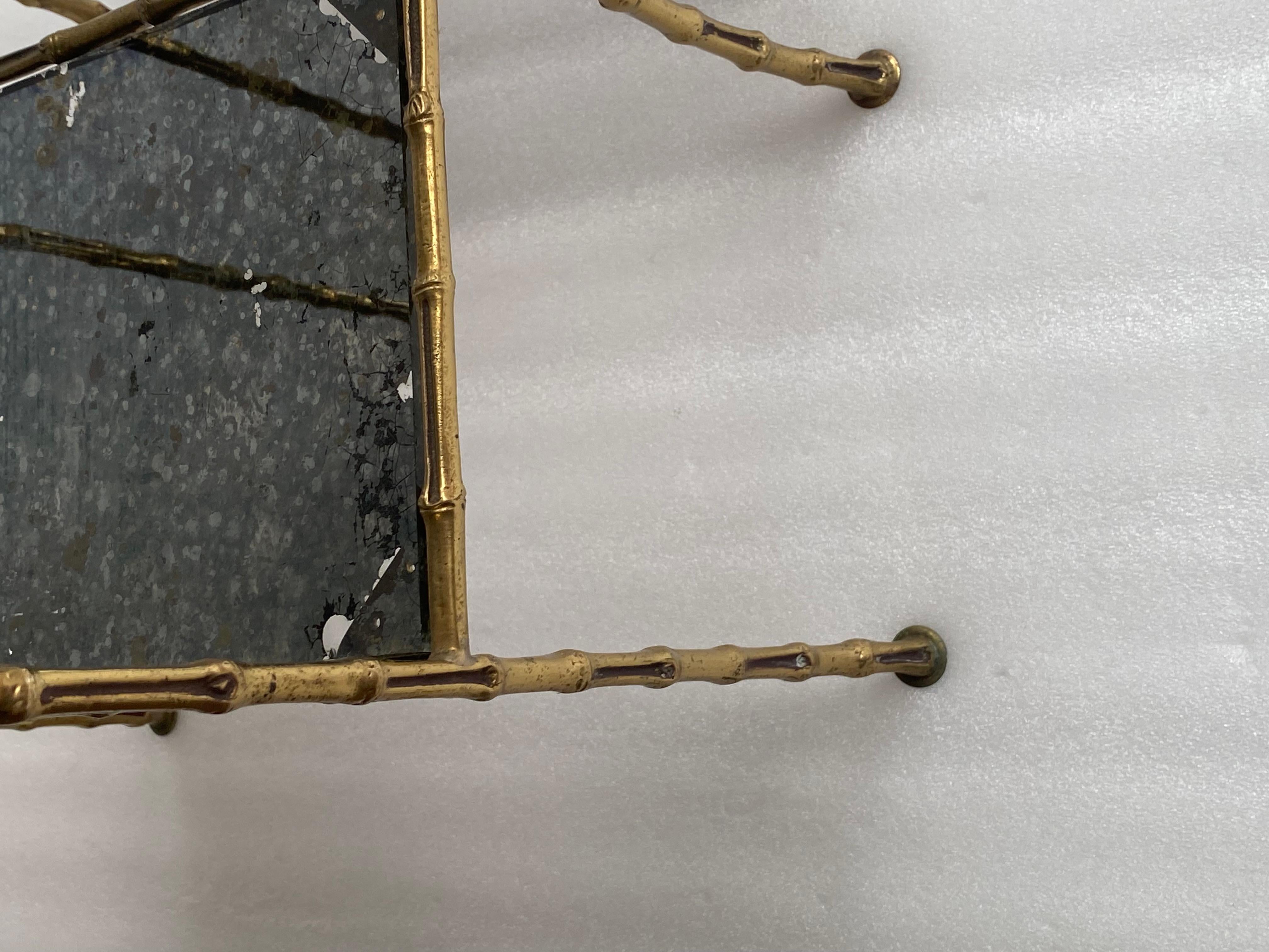 Français 1970 ′ Paire de tables en bronze doré décor bambou Maison Baguès , plateaux miroirs vieillis. en vente