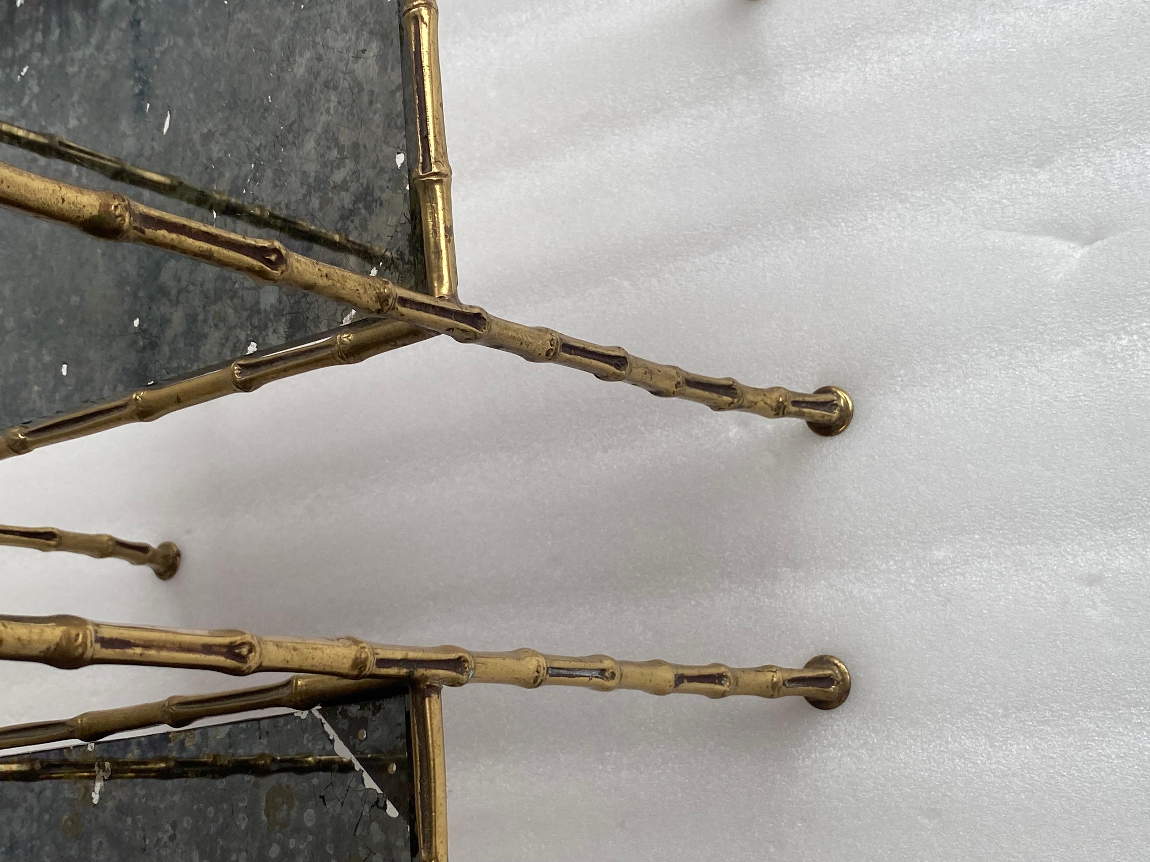 Poli 1970 ′ Paire de tables en bronze doré décor bambou Maison Baguès , plateaux miroirs vieillis. en vente