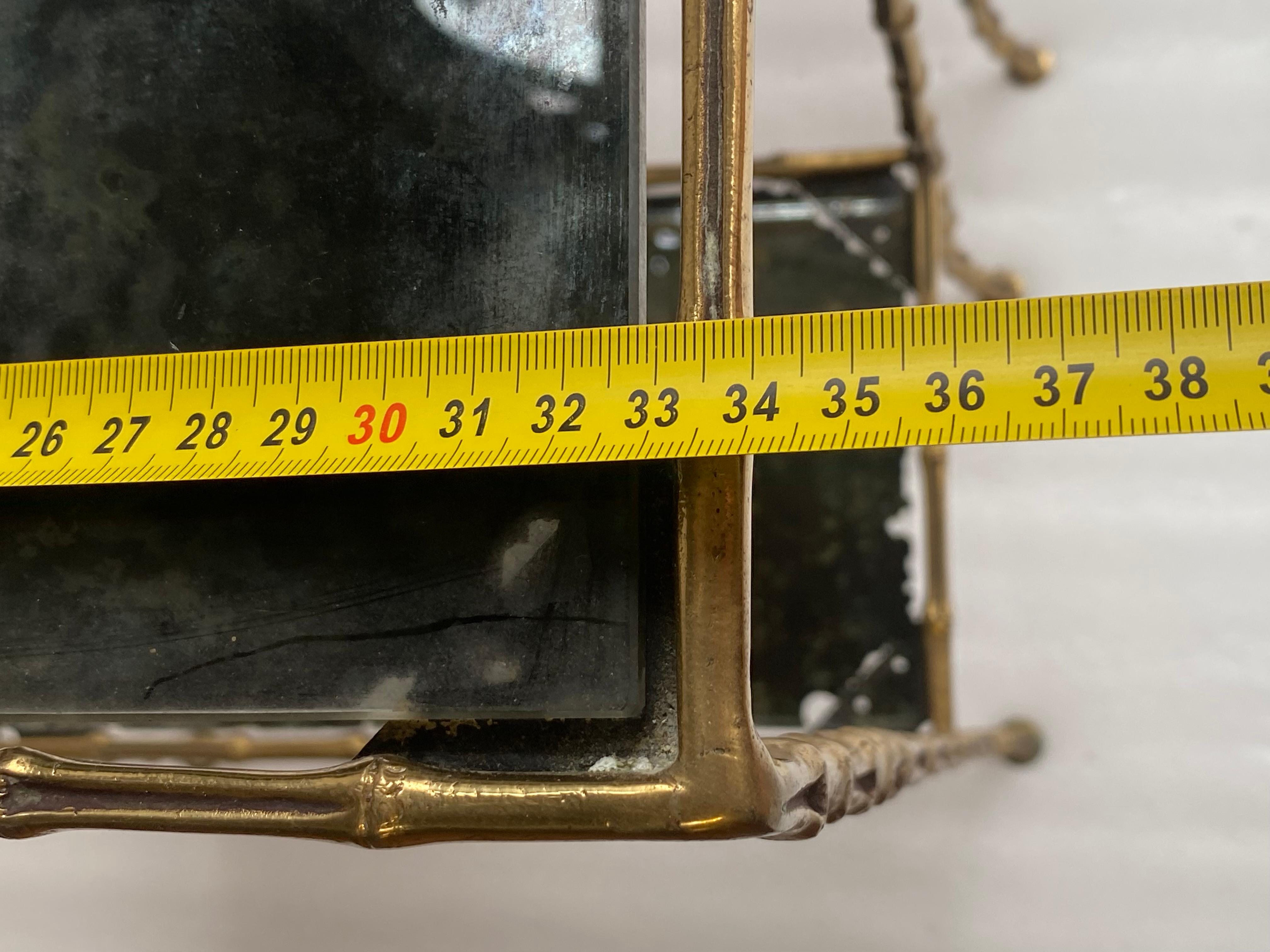 1970 ′ Paire de tables en bronze doré décor bambou Maison Baguès , plateaux miroirs vieillis. Bon état - En vente à Paris, FR