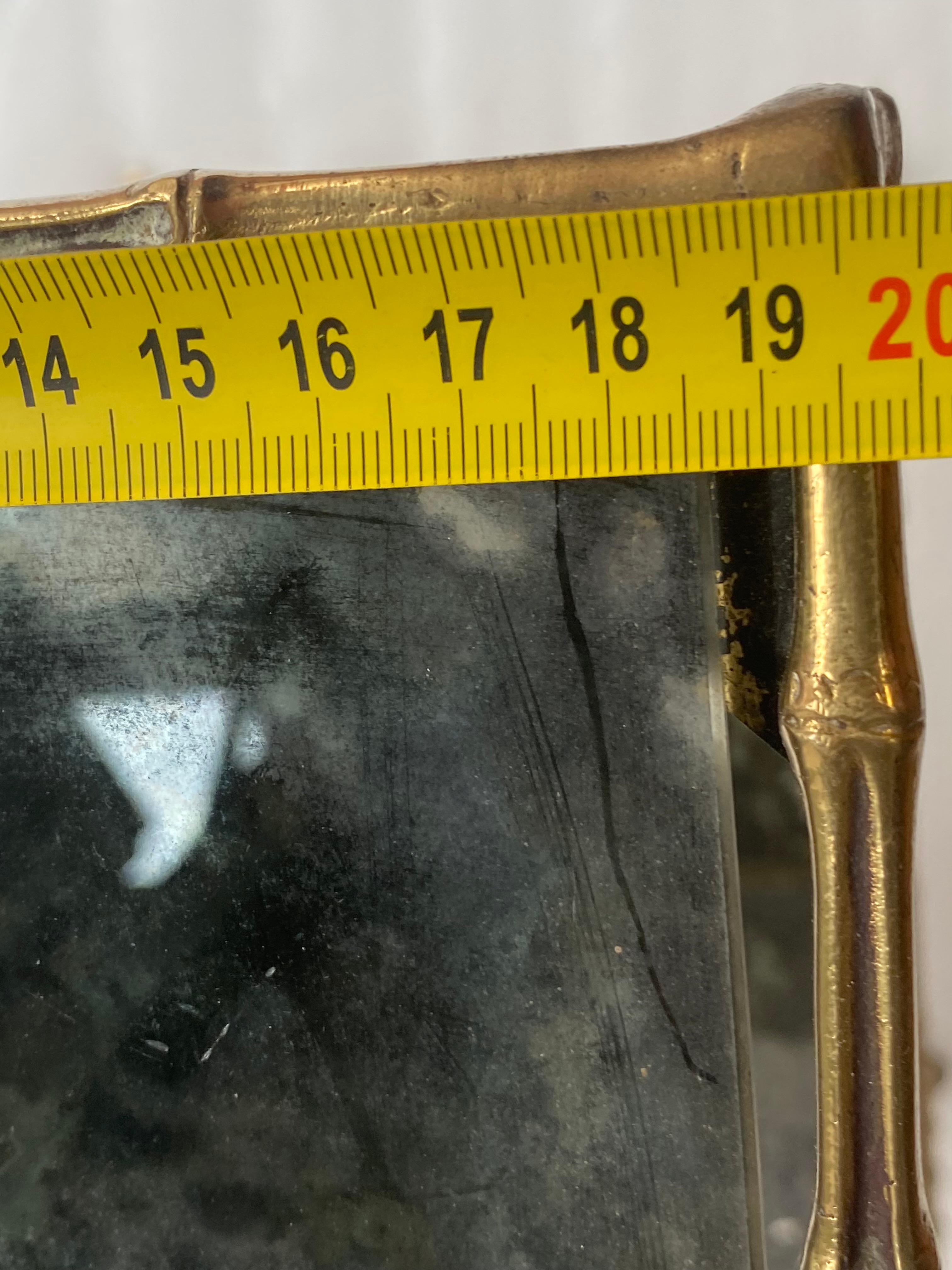 1970 ′ Paire de tables en bronze doré décor bambou Maison Baguès , plateaux miroirs vieillis. en vente 1