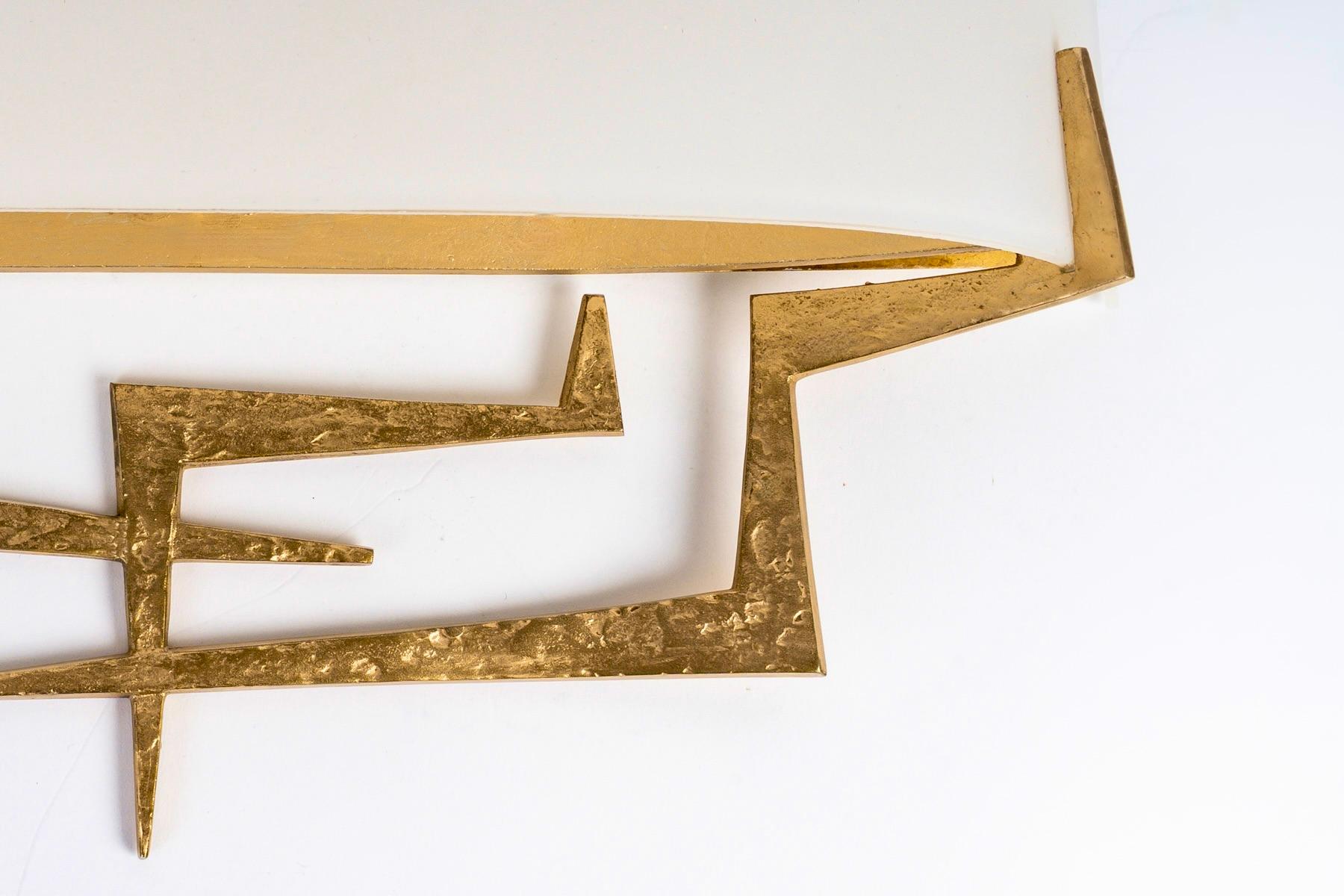 1970  Coppia di applique in ferro battuto martellato e opalina di Maison Roche In condizioni buone a Saint-Ouen, FR