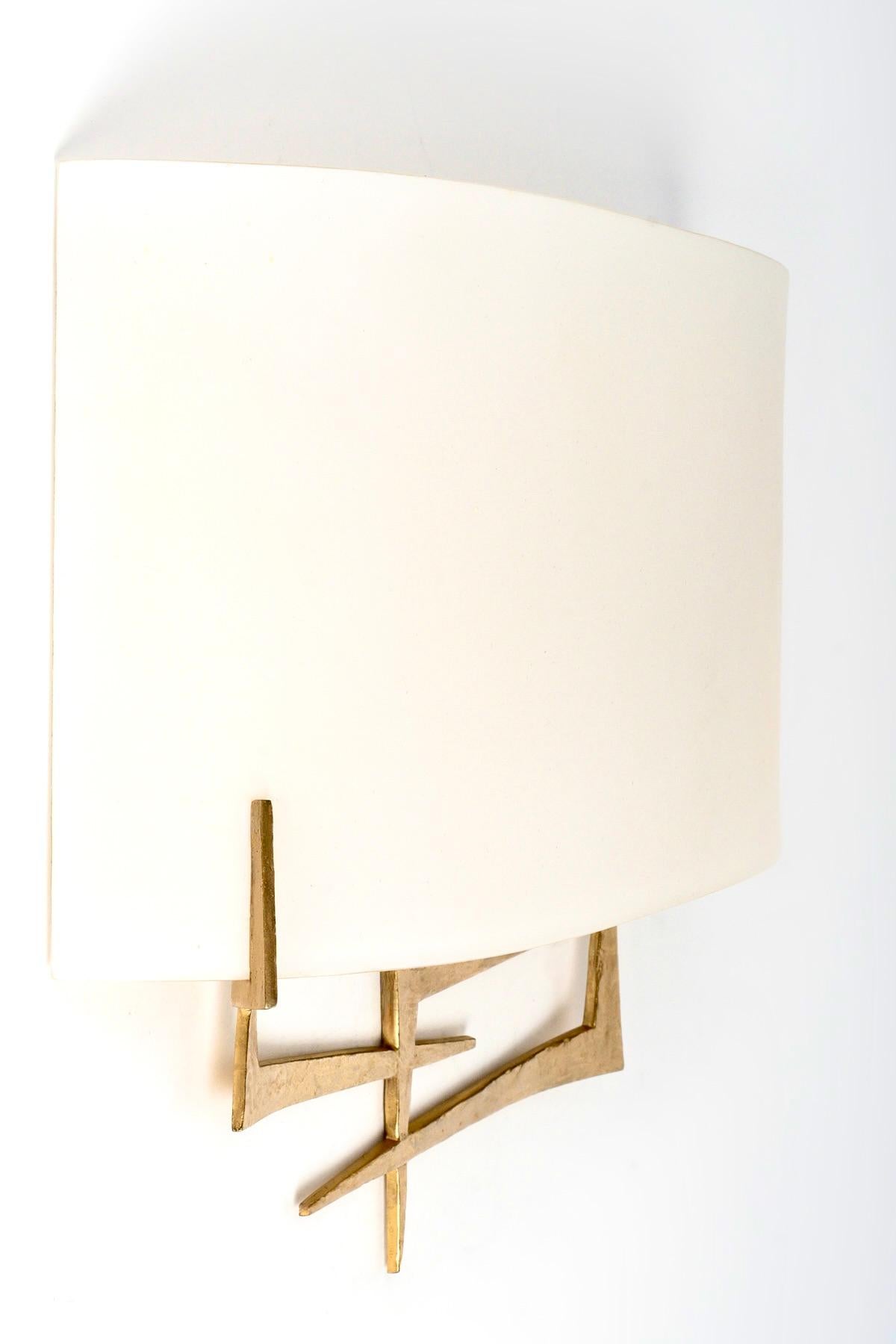 Fine XX secolo 1970  Coppia di applique in ferro battuto martellato e opalina di Maison Roche