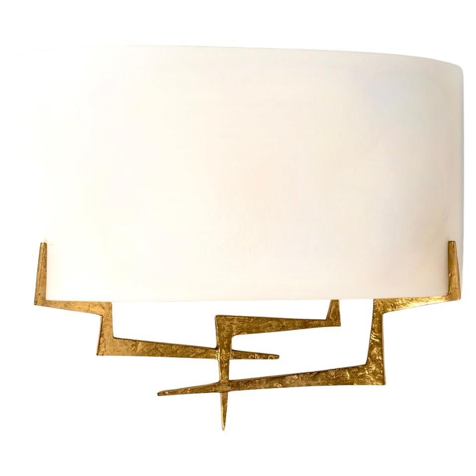 Vetro opalino 1970  Coppia di applique in ferro battuto martellato e opalina di Maison Roche
