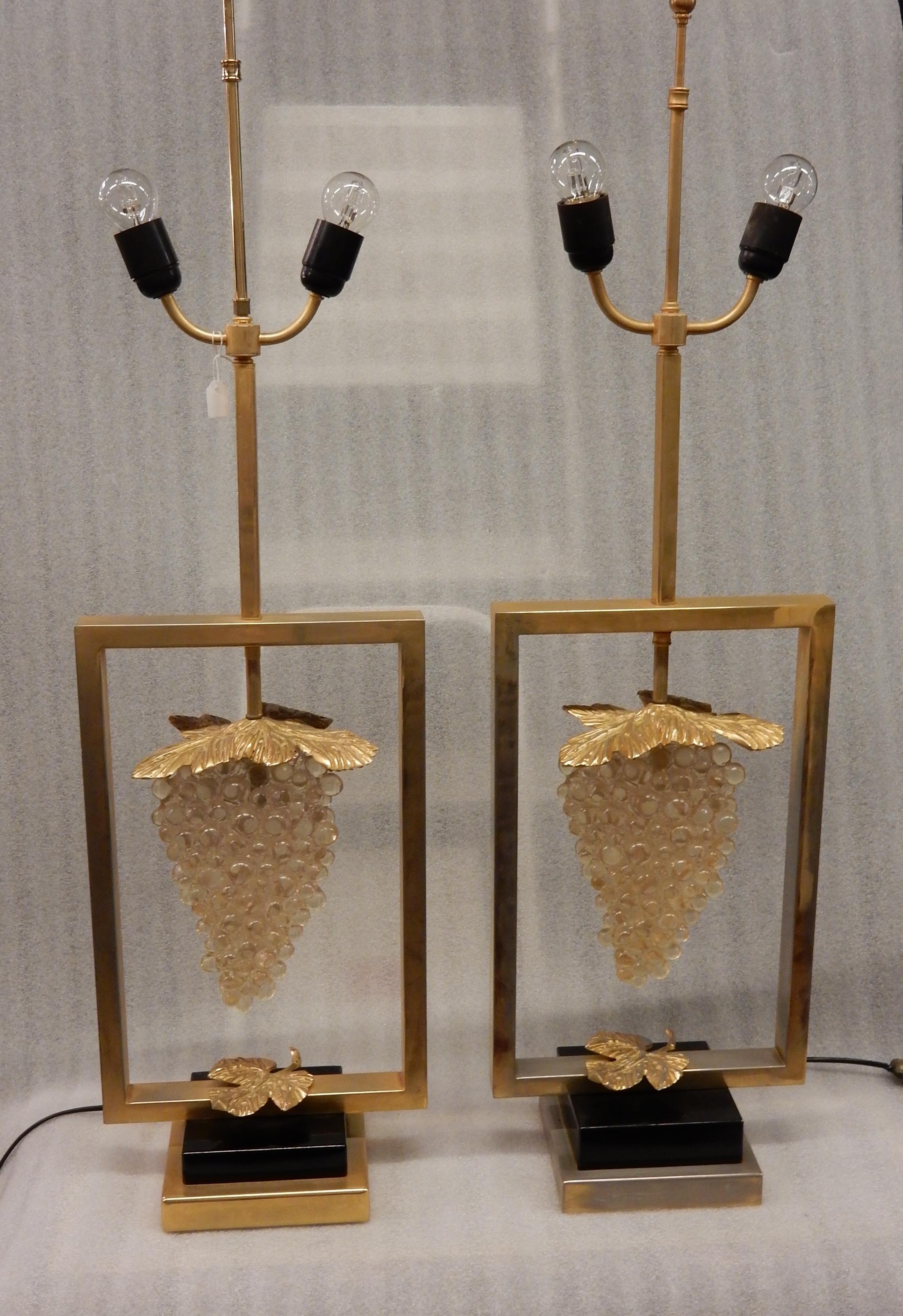 Pair of lamps or similar in gilded iron, Lucite and gilted metal, condition of use ,the gilt not shining a little worn in places, 2 bulbs, circa 1970
the height is adjusted by a dial
Measures: Length: 17 cm
Width: 28 cm
Height: 92 cm
Depth: 17