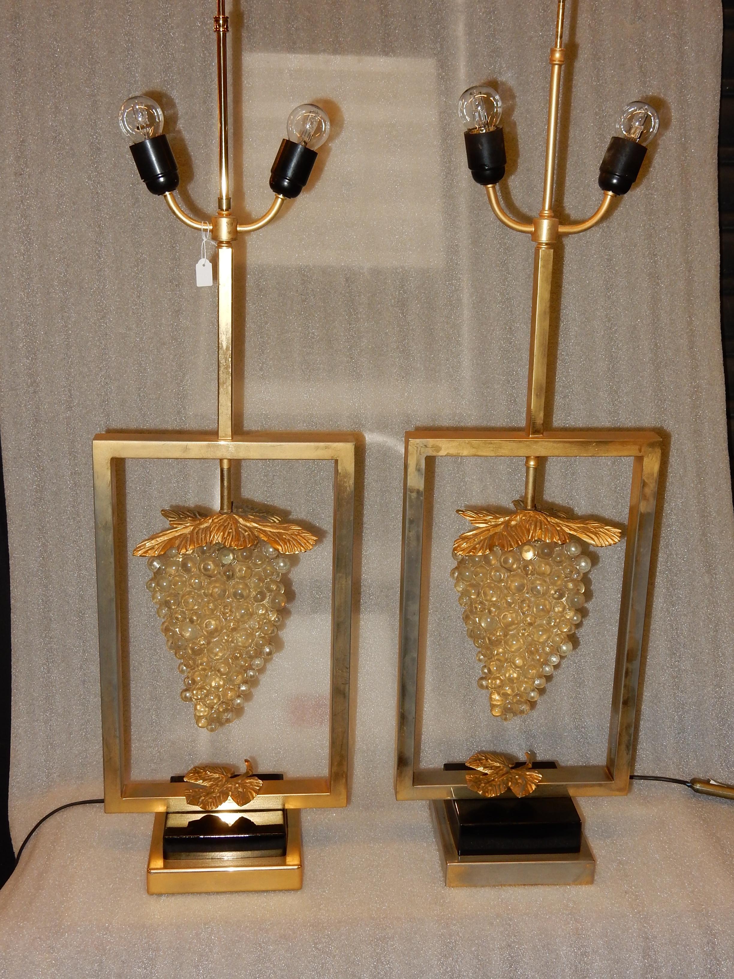 Ère spatiale 1970 'Paire de lampes ou similaire à la Grappe de raisin Lucite et métal doré en vente