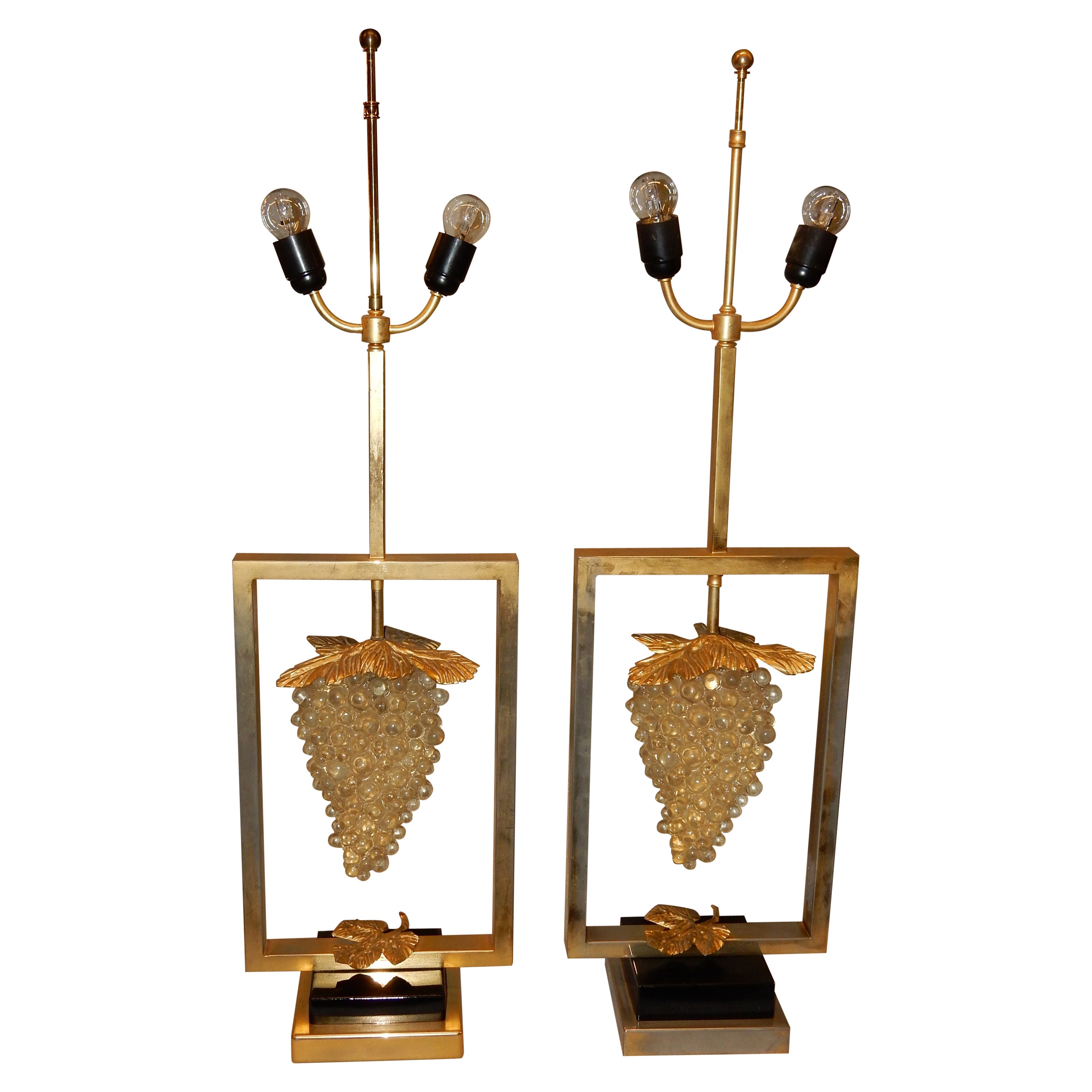 1970 'Paire de lampes ou similaire à la Grappe de raisin Lucite et métal doré en vente
