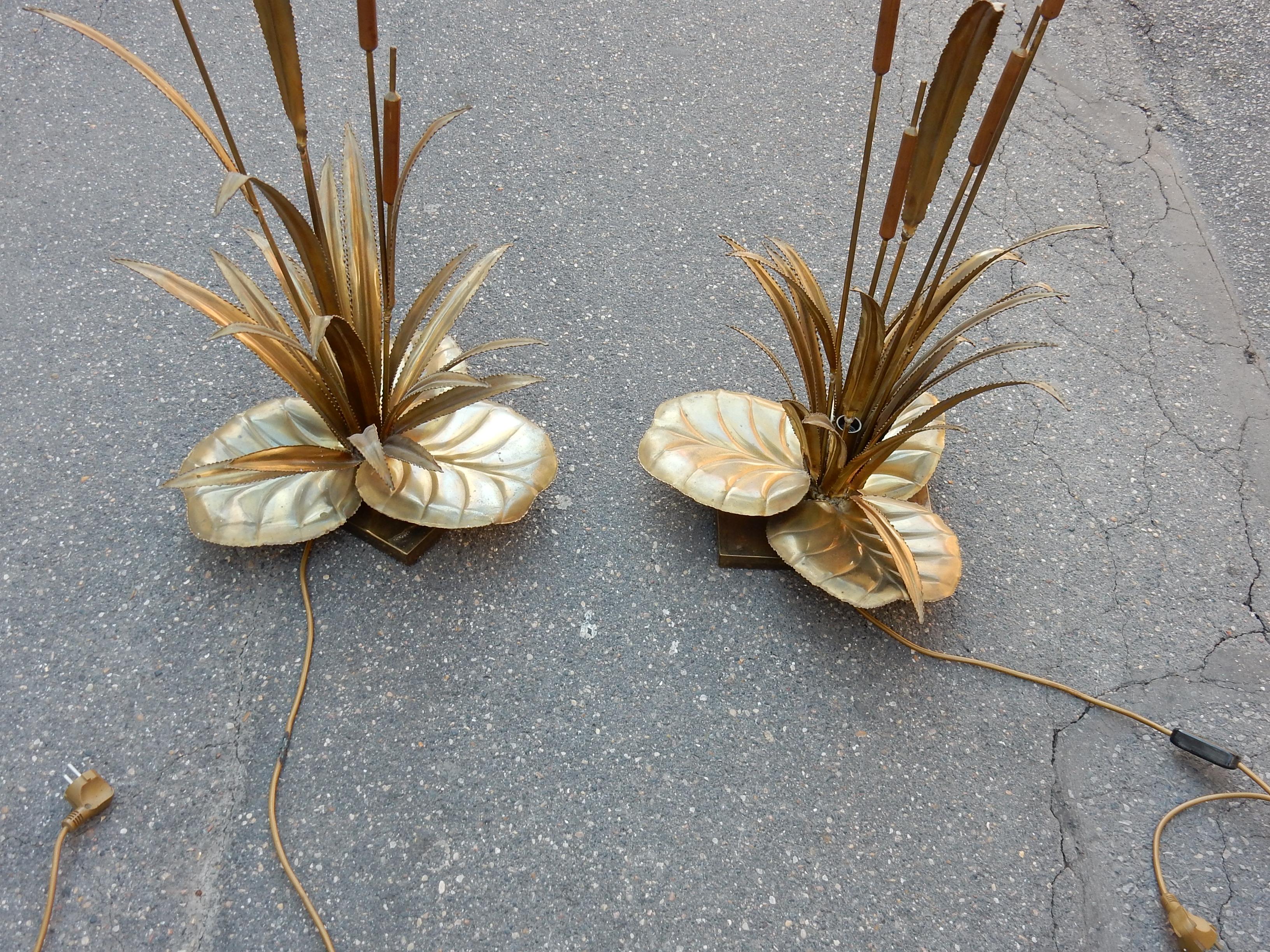 Pair of lamps in brass with 2 bulbs, reed decor, Maison Jansen style, circa 1970, good condition.