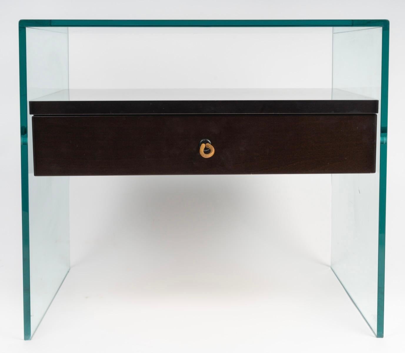 Ein Paar modernistische Nachttische, Maison Roche, 1970 (Glas) im Angebot