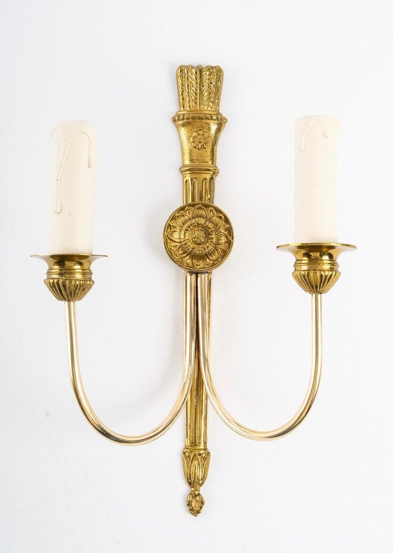 1970 pair of neoclassical sconces in bronze Maison Roche.
Composed of a central arm in gilded bronze decorated with attributes of the 