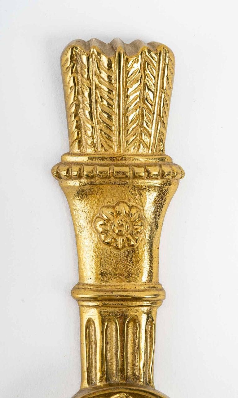 Francese 1970 Coppia di applique neoclassiche in bronzo Maison Roche in vendita