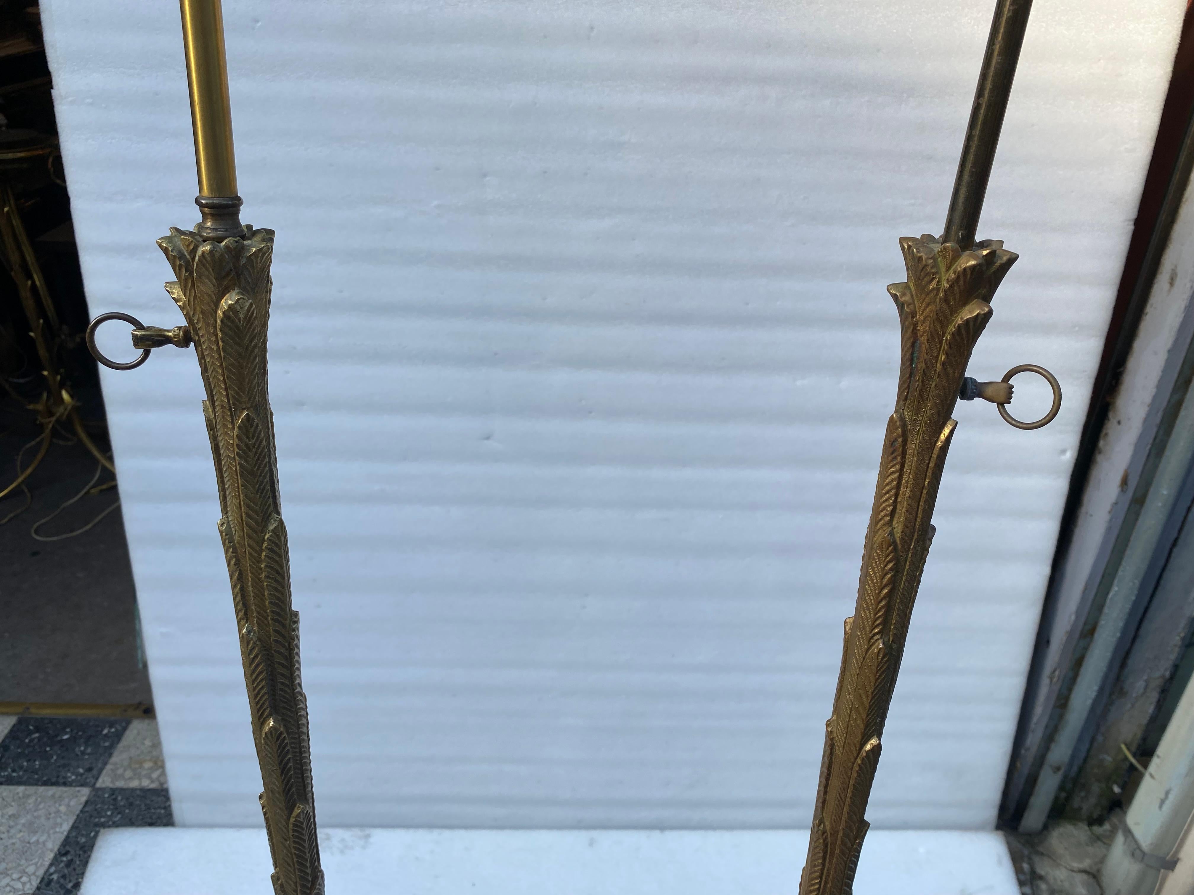 1970′ Pareja De Lámparas De Pie De Bronce Patinado Maison Charles Modelo Palmera mediados del siglo XX en venta
