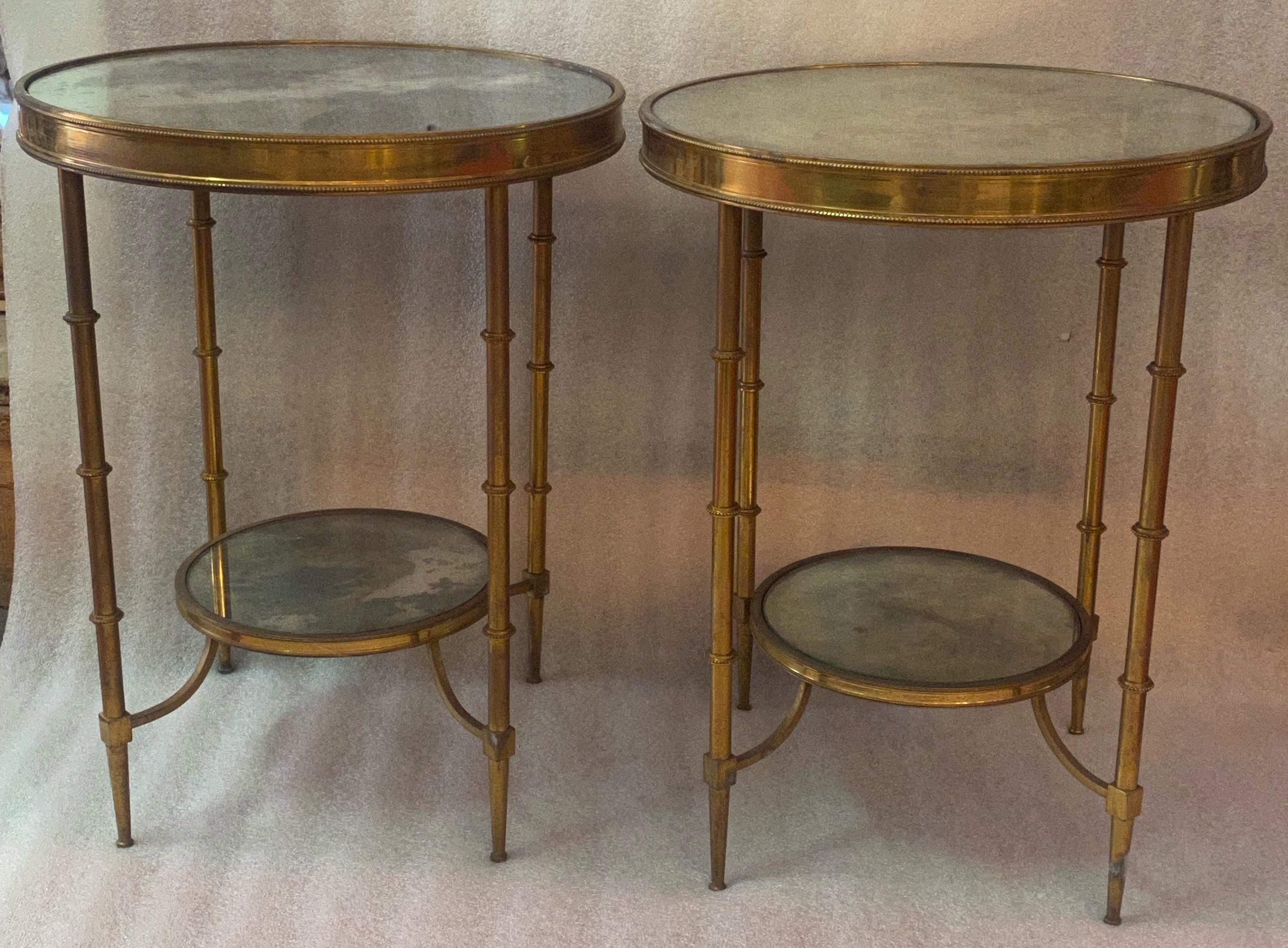 Pair of bronze pedestal tables, olded oxidized mirror tops, bamboo decor uprights, spacer with lower round top,
Measures: Diameter: 38.5 cm
Height:49.5cm
Bottom tray diameter: 23 cm
Beaded belt
Everything is screwed.