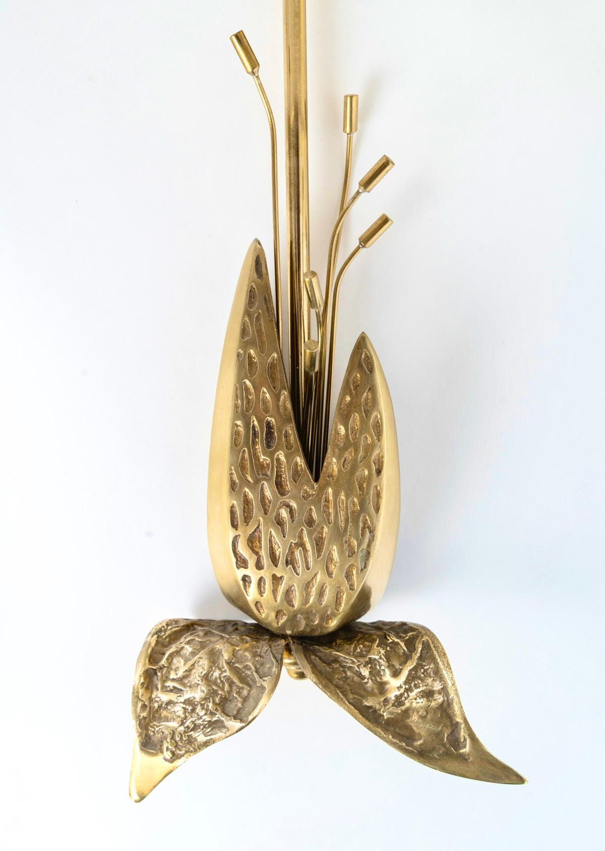 1970 Pair of sconces by Maison Charles en bronze et laiton doré. (Französisch) im Angebot