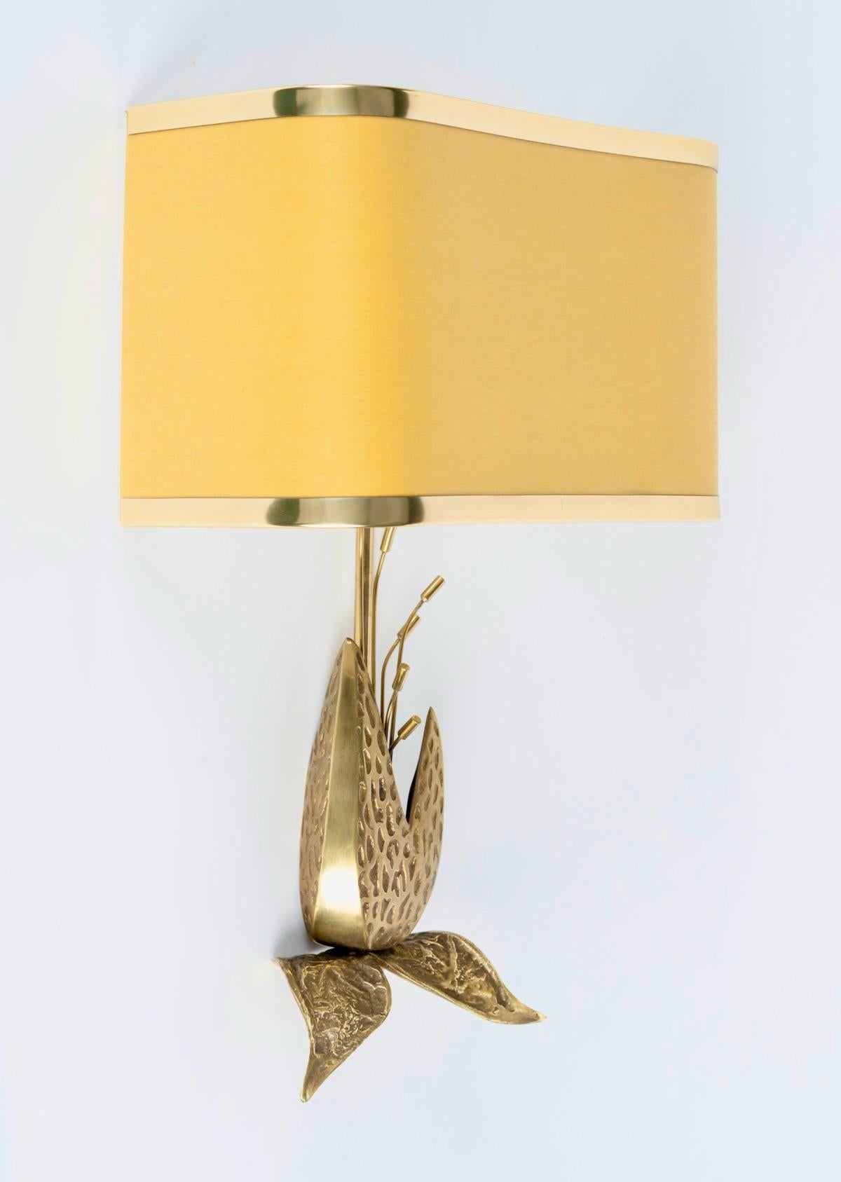 1970 Pair of sconces by Maison Charles en bronze et laiton doré. (Messing) im Angebot