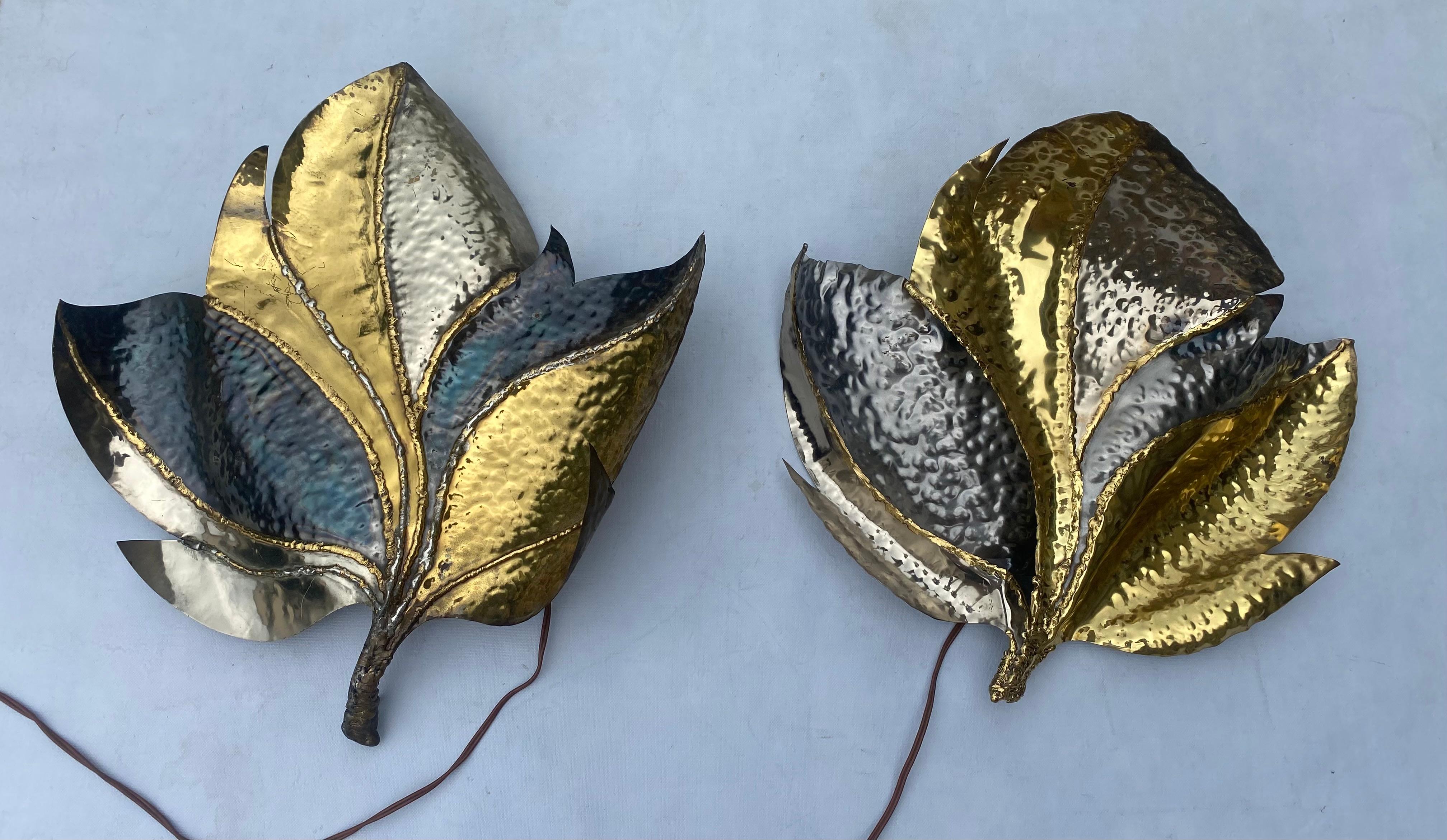 Pair of foliage wall lights in silvered and patinated brass, 2 bulbs.
Work by Fernandez or I. Faure or Duval Brasseur.
Height: 52 cm
Width: 52 cm
Depth: 12 cm
The slightly curved one
Height: 43 cm
Width: 52 cm
Depth: 23 cm